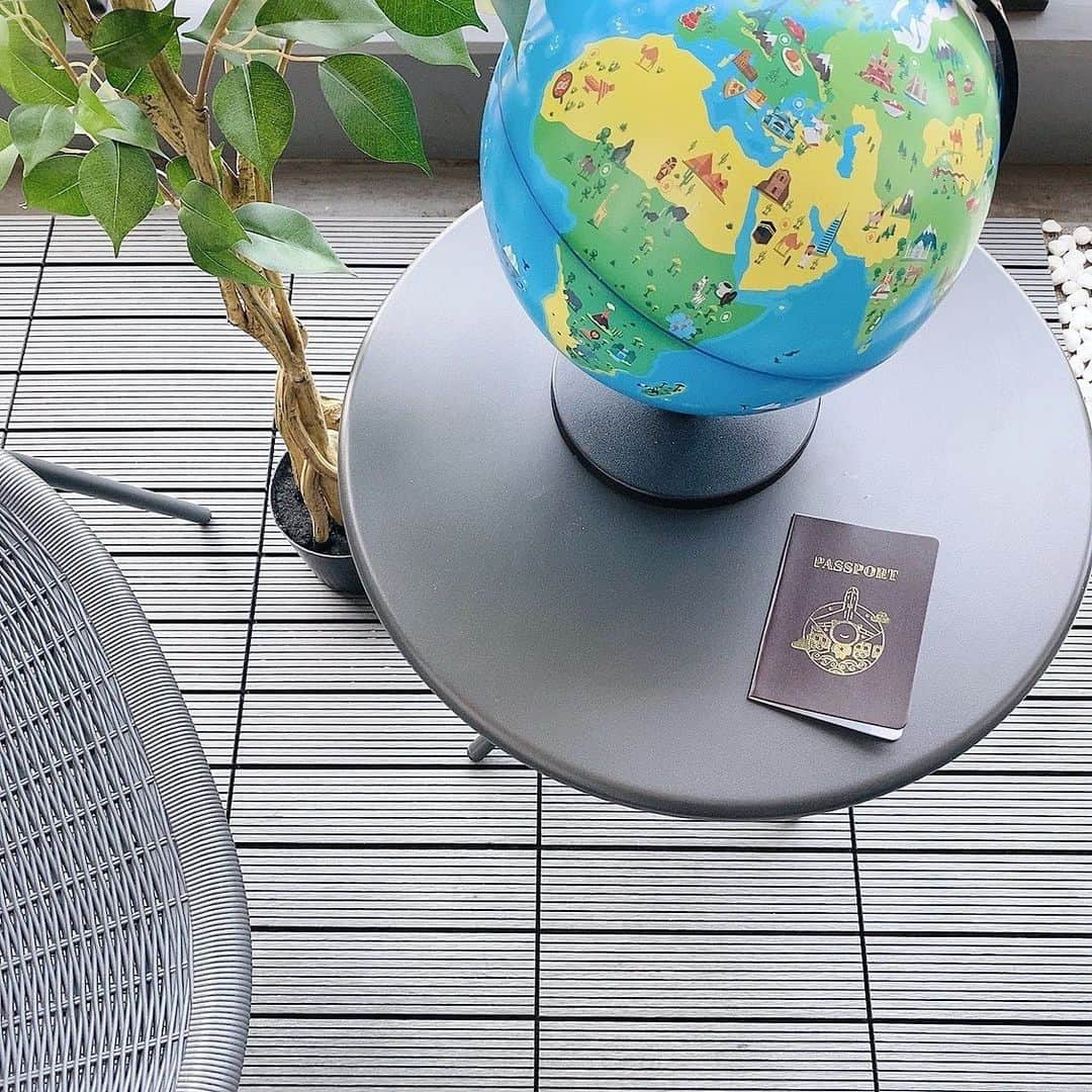 石黒美帆のインスタグラム：「*﻿ ARを使った飛び出す地球儀🌏﻿ @globalasiapartners の#シーフオーブート﻿ がやって来ました🙌﻿ ﻿ タブレットにアプリをダウンロードして﻿ 地球儀にカメラを向けると、世界の動物や食事、文化や発明品などなど、色んなものが飛び出して見えるんです😳❣️﻿ ﻿ 楽天のおもちゃ大賞2019を受賞している知育玩具で、#おうち時間 が増える子供にピッタリ🤍息子はもちろん私もハマっちゃってます☺️﻿ ﻿ ﻿ ﻿ #地球儀#知育玩具#おもちゃ#おもちゃ大賞受賞#プレゼント#小学生#小学生男子#小学生ママ#インテリア#モノトーンインテリア#入学祝い#shifu#orboot#pr」