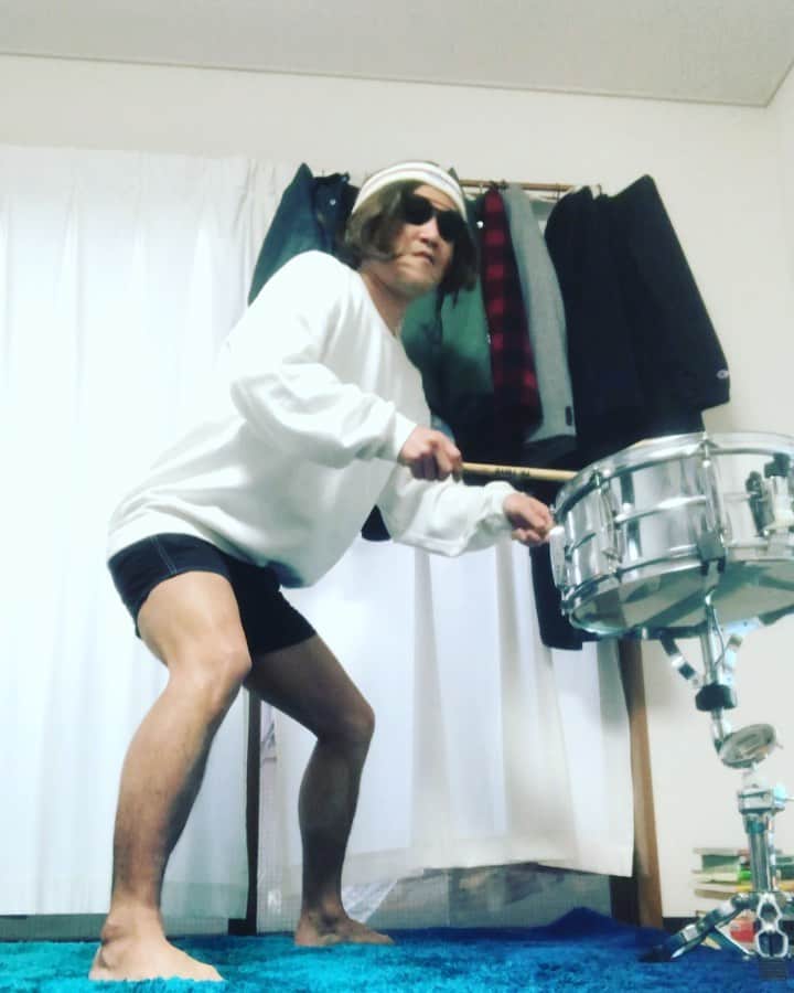 おたこぷーのインスタグラム：「自宅ドラム漫談　おタコ体操第一(元祖おタコ体操) 精神と肉体！僕は、どっちが支えてるとかじゃなくてお互いが支えあってると思ってます。自分で言うのもなんですがw楽しくていい運動になりますのでよかったら😊 皆さまの健康を願って！ #元祖 #おたこぷー#体操 #ドラム #おうち時間」