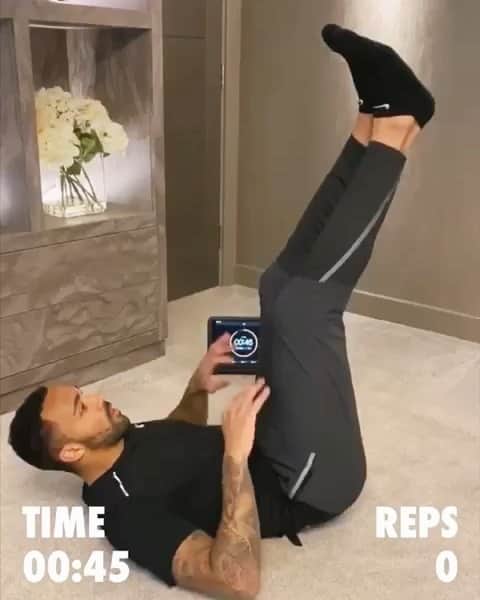 カラム・ウィルソンのインスタグラム：「#LivingRoomCup challenge accepted @Cristiano 💪🏾 Watch to see how many core crushers I could do in 45s, think you can do better? @juniorstanislas , @nathanake & @jamie_velocity  #playinside #livingroomcup @nike @nikelondon」