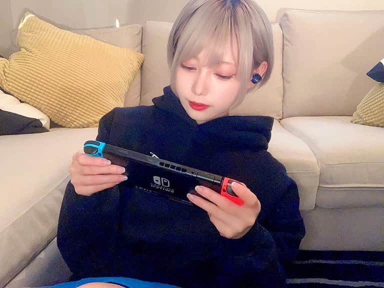 篠崎こころのインスタグラム：「篠崎またゲームしてるってよ。(バイオ終わったので、Switchのゲーム強化期間です🎮)」