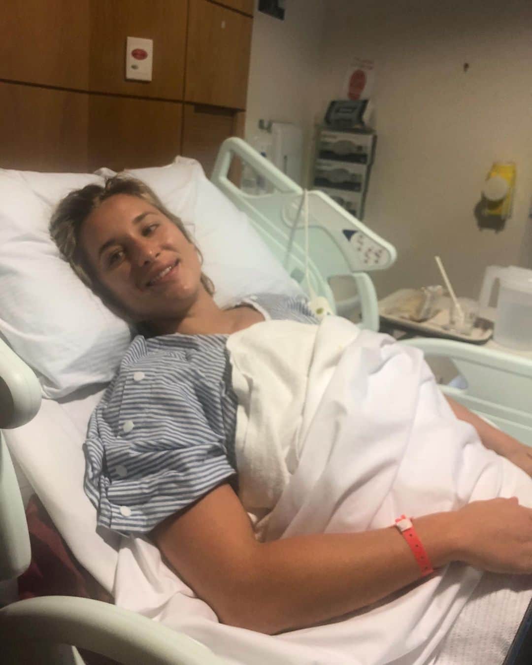 マデリン・グローヴスのインスタグラム：「Snuck in a cheeky op after they announced the Olympics were postponed and before non-urgent elective surgeries were cancelled. I’m glad I did because my adenomyosis has worsened 😩  Most pools are closed indefinitely so I’ll be using this swimming shut down to spend the next 6 months in medically induced menopause 👵🏼 that will hopefully reduce my adenomyosis. Wish me luck (pray 4 Tom) It sucks to be away from training and my squad but I’m grateful I’ve been able to focus on my health because the reality for a lot of people (including women with endo/adeno) is that now getting treatment and surgery has become more difficult as resources are directed to deal with this pandemic.  Let’s all keep doing the right things and look after each other during this time so we can stay safe and return to normal ASAP 👐🏼」