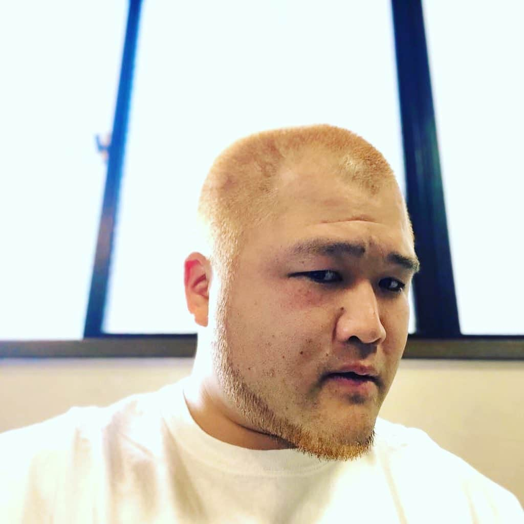 長谷川俊輔（クマムシ）さんのインスタグラム写真 - (長谷川俊輔（クマムシ）Instagram)「仕事おやすみなので  #金髪チャレンジ #すぐ戻します #似合わない #格闘家 #練習生 #髭 #染め #痛いよ」4月8日 18時10分 - haseman80000000