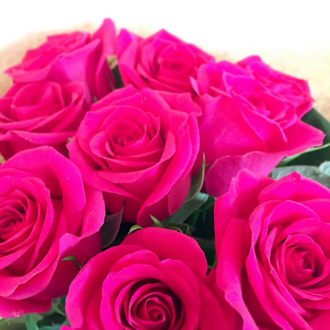 千紘れいかのインスタグラム：「なんでもない時に買って帰って来てくれる花束って嬉しい💐  少しでも家の中を明るくしたいね。  #stayhome」