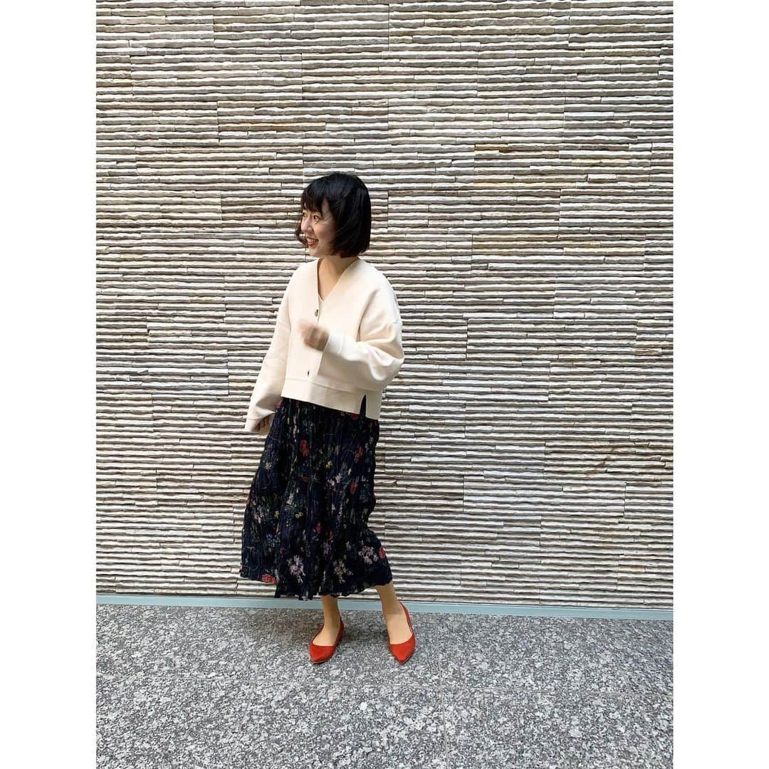 徳山沙季さんのインスタグラム写真 - (徳山沙季Instagram)「. ♡随分前から購入していたユニクロの春アイテム💐 #uniqlou の #ミラノリブショートvネックカーディガン @inesdelafressangeparis とコラボの #ツイストプリーツロングスカート です✨ カーディガンはかなりゆったりしたシルエット❣️ パンプスはスカートのデザインに合わせて赤にしました👠 @outletshoes_official のものです😆 . 暖かくなる前にしておきたい脱毛👒 銀座カラーでは月額3,000円で全身脱毛が可能です👏 全身脱毛6回のおまとめ予約もできますよ🙋‍♀️ 無料カウンセリングのご予約は『@ginzacalla_official』の 公式アカウントURLからキャンペーンcheckしてみてください♡ . . #カーディガン　#スカート　: #uniqlo #パンプス　: #outletshoes . . #uniqloginza2019ss #ponte_fashion #mineby3mootd #outletshoes_life #プチプラコーデ #おしゃれさんと繋がりたい #ファッション好きな人と繋がりたい #oggi #oggijp  #銀座カラー　#脱毛　#全身脱毛　#顔脱毛　#callaPR」4月8日 18時20分 - saki.whitesnow