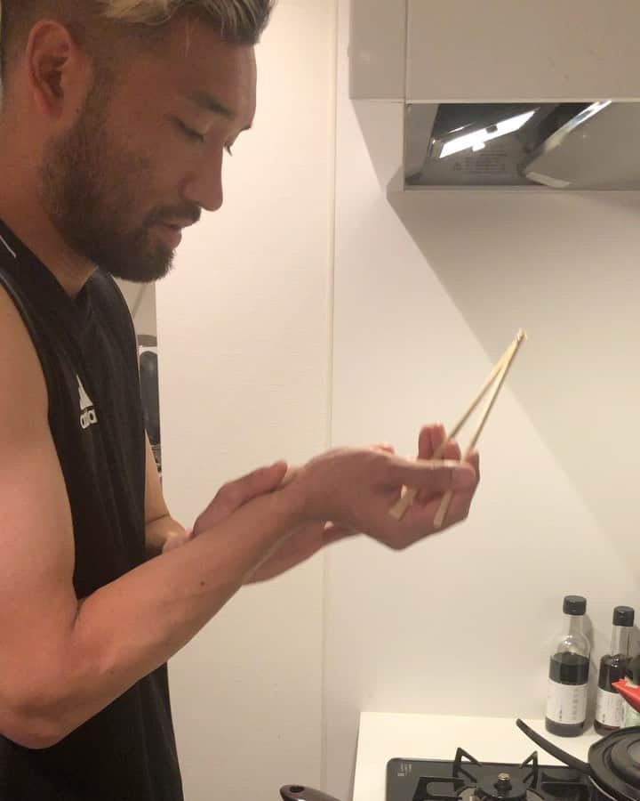 のインスタグラム：「自粛で今までやったことなかった自炊にチャレンジ🙋‍♂️難しいけどめっちゃおもろいわー🤣 #クックパッドは素晴らしいw」