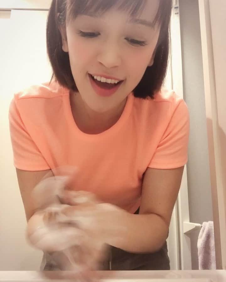 Soweluのインスタグラム：「少しでもみんなが楽しく 少しでもみんなが笑顔でいられるように私になりに考えてみた 歌いながら手洗い🌈 どうかな？ みんなもやってみてね✨✨ あっ、最初のとこで鼻触っちゃったけどあれ🙅🏻‍♂️ね！w 2回目のトライ撮影だったからキレイな手だったもんでつい🙈 ・ ・ #上を向いて歩こう #stayhome #staypositive #washhands」