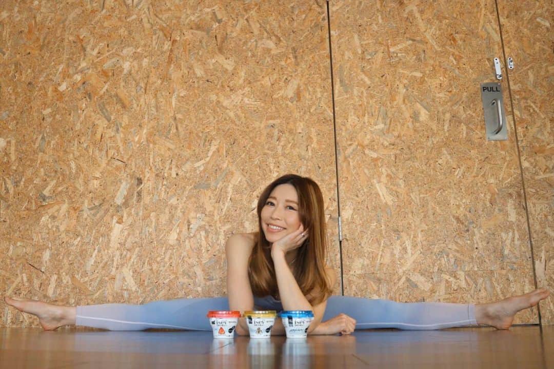 RENA のインスタグラム：「久しぶりに自分的にヒットな、スポーツ・健康・美容に適したフードを紹介します🥣 ． この春、アイスランド発の高たんぱく脂肪0の乳製品イーセイ スキルが日本初上陸✨ ． 滑らかでクリーミーで美味しくてヨーグルトとクリームチーズの中間くらいの食感なのでプレーン味は料理に使えるし、バニラ味やストロベリー味はデザート感覚で摂取できます🍓 ． ダンスやトレーニング前に軽めに摂取する食事や補食用に、いつもササミやゆで卵やおにぎりだったけどスイーツ感覚でタンパク質が多く取れる物があったらって思っていたからすっごく嬉しい✨ ． @finc_app 内で新発売記念キャンペーンを実施中なのでチェックしてね❤︎ ． 高たんぱく脂肪0で美味しいって嬉し過ぎる😋🔥 ． コンビニで気軽に買えるよ☺︎ ． #PR #イーセイスキル #iseyskyr #FiNC #FiNCアンバサダー #iseyskyrFiNCアンバサダー  #高たんぱく質 #脂肪0 #日本ルナ #アイスランド #日本初上陸 #トレーニング #スポーツ女子 ​」