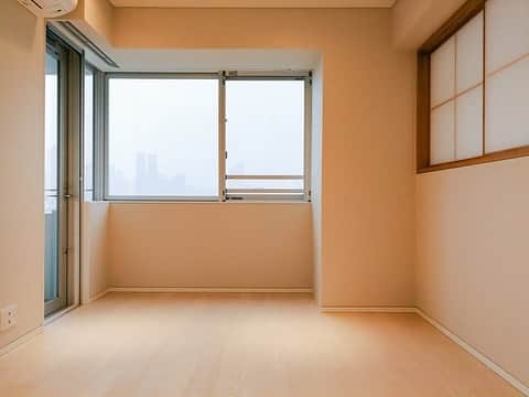 グッドルームさんのインスタグラム写真 - (グッドルームInstagram)「▼ある孤島の浮かぶ風景⁠ ⁠ ⁠ まばゆいほどに白い空間に⁠ ぽつんと浮かぶ、白い孤島。⁠ ⁠ -------------------⁠ ⁠ 東京 #新中野 2LDK 77.92㎡⁠ ⁠ 孤島の上空には2つの洋室と、サニタリー。⁠ 雲のように〈暮らし〉が流れていきます。⁠ ⁠ こちらのお部屋の大きな特徴である⁠ リビングスペースは約19帖の広さ。⁠ ⁠ 孤島から振る舞われるグルメたちに⁠ 舌鼓を打つのみならず、その余韻とともに⁠ 夜景を眺めたり、ゆっくり芸術に触れたり……⁠ ⁠ 贅沢な時間が演出しやすい空間になっています。⁠ ⁠ 家具類も白で統一すると神秘的。⁠ ですが、濃い色のラグを敷き、さらに⁠ 濃いめの色合いで統一した家具を重ねると⁠ お互いが際立った空間に仕上がるでしょう。⁠ ⁠ ・⁠ こちらの物件は実際に住めるお部屋です。詳細はストーリー、ハイライトにて！⁠ ・⁠ こだわりのお部屋探しは、@goodroom_jp から URLをチェック！⁣⁣⁣⁣⁣⁣⁣⁣⁣⠀⁣⠀﻿⁠ ・⠀﻿⁠ ※最新のお家賃につきましては、リンク先物件ページからご確認ください。⁠」4月8日 18時39分 - goodroom_jp