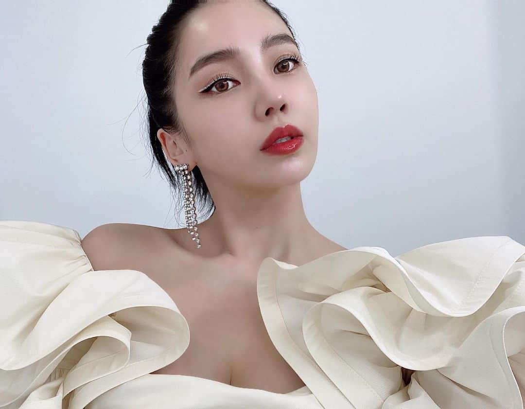 megbabyのインスタグラム：「#おうち時間　ベースメイクの研究もしてみたり🧐やっぱりツヤ肌がすきだけどチャイボーグ風も試してみたり✍🏻　#動画撮り忘れたので撮ってみます　💭みんなはどんな肌がすき？」