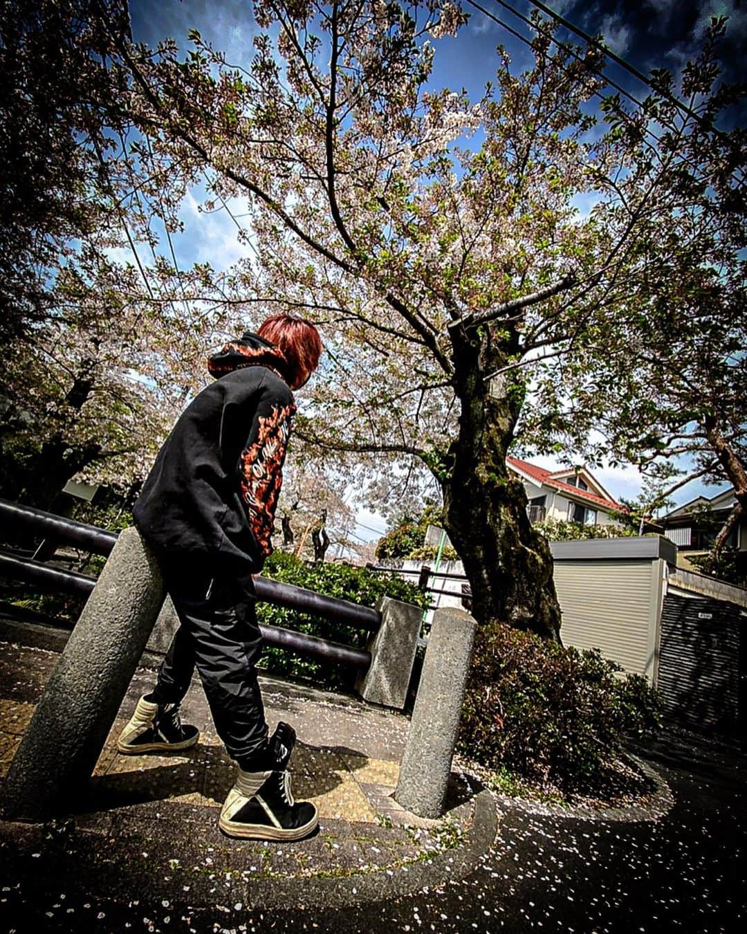 太田和樹／かずちぇるのインスタグラム：「よくね？🌸🌸🌸 #marceloburlon #rickowensleather #julius_7 #manicpanic #vampirered #rickowens #rickowensshoes #geobasket #LHP #dankeschon #dankeschön #fuckinrabbit #fxxingrabbits #fearofgod #渋谷 #原宿 #歌舞伎町ホスト #歌舞伎町 #歌舞伎町キャバ嬢 #港区男子 #六本木 #赤髪男子 #redhair #ロン毛男子 #長髪男子 #redhairboy #youtube #三十路YouTuber #おうち時間」