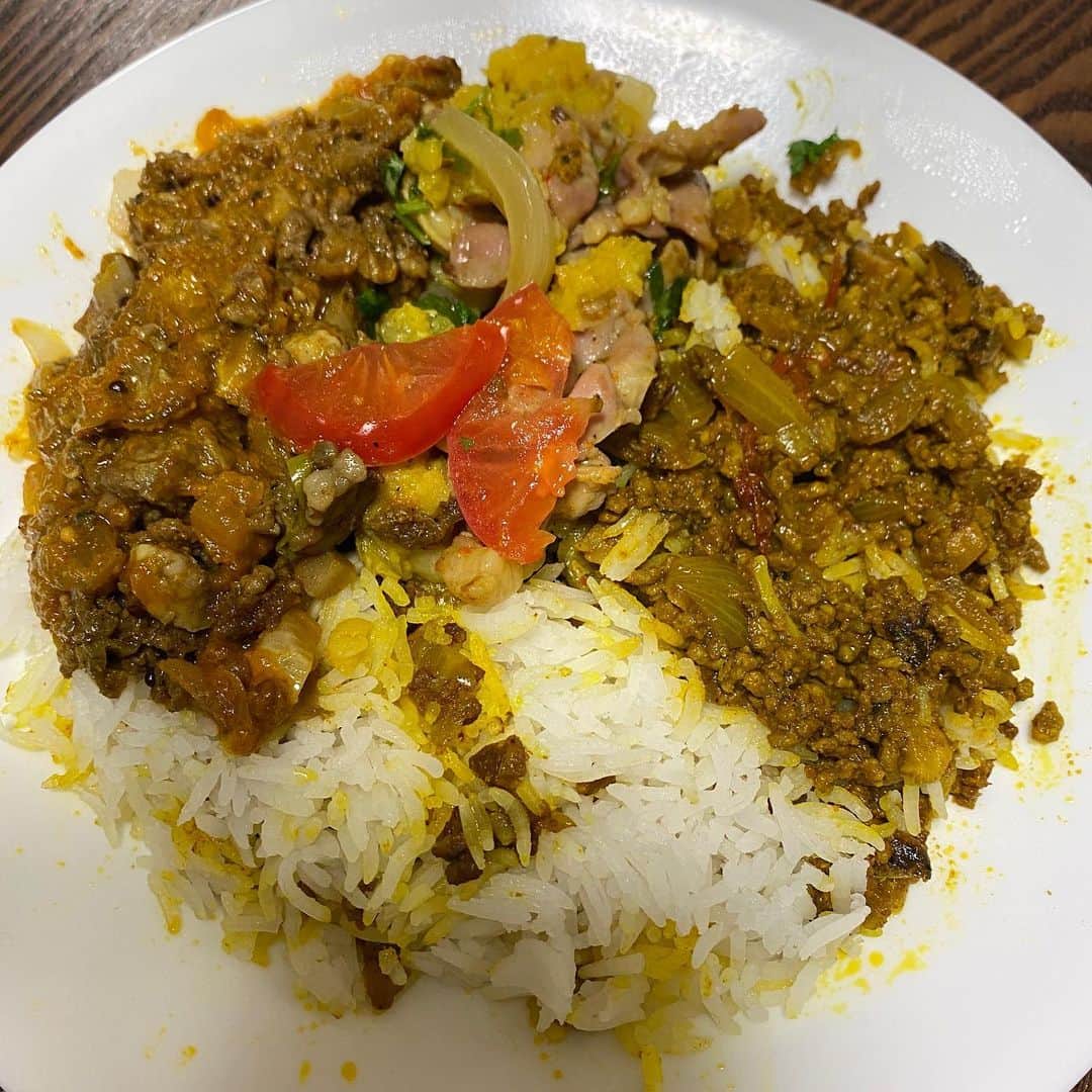 のインスタグラム：「お店は言えないけど自分が大好きなお店のラムキマカレーをテイクアウトさせてもらって、自分で作ったキーマとの奇跡のコラボレーションしちゃいました。 #nobu飯　 #テイクアウト #ラムキーマカレー #ノブキーマカレー #カレー #バスマティライス #あいがけカレー」