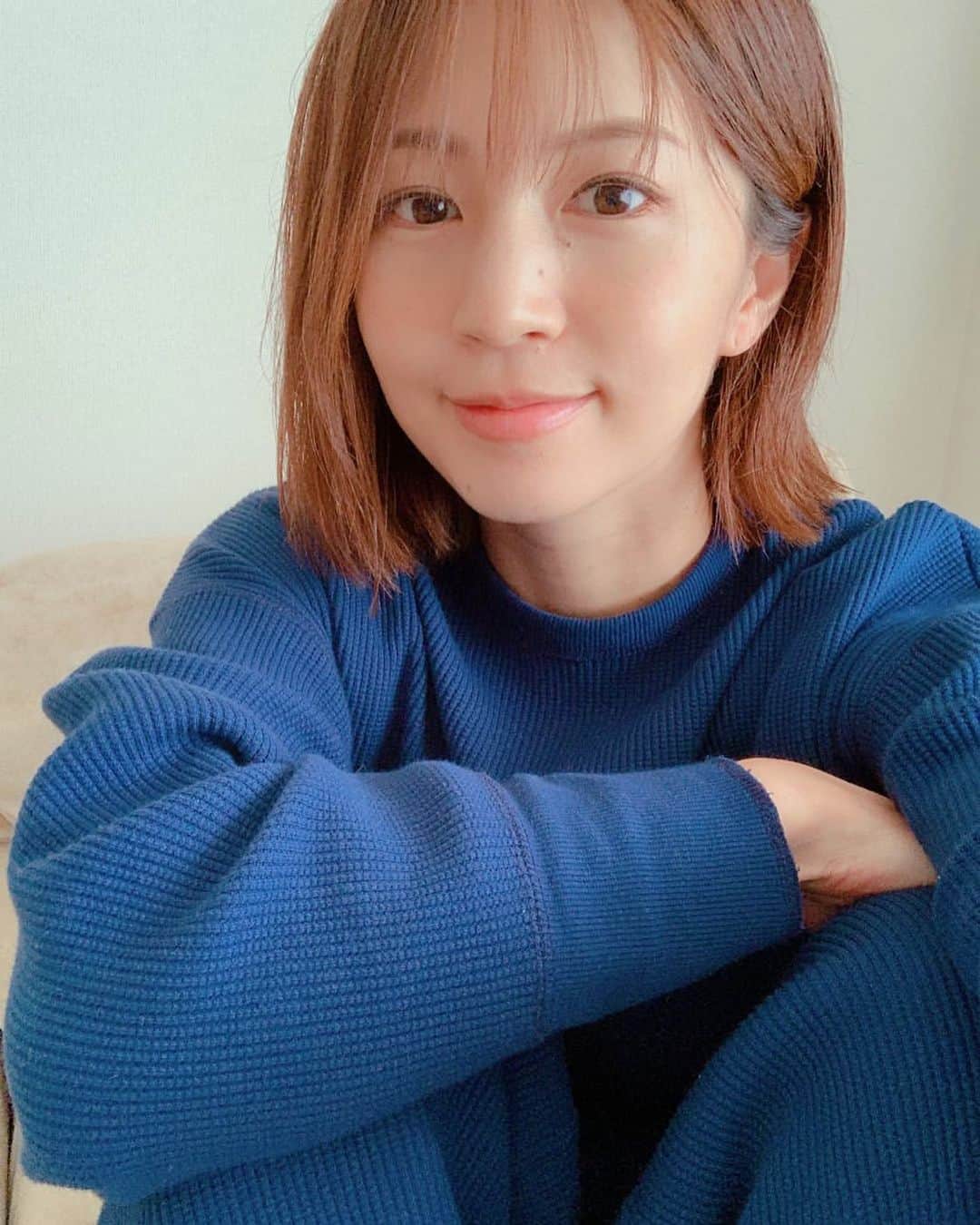 青木大輔のインスタグラム：「少し前になるけど 安田美沙子ちゃんを初めてカットさせてもらいました！ … 友達繋がりで以前から何度も一緒に遊んだりはしてたんだけど ティーシェルに来てくれたのは初めて！ … 15センチくらいバッサリ切ったかな🤔 ボリュームが出やすい髪質なので クリームパーマもして サラサラツヤツヤ👍🏽 クリームパーマは1回やれば3か月くらいは扱いやすいかな😁 … スタイルイメージは 美沙子ちゃんの素のまんまってイメージ！ 洗いっぱなしとか、ハンドブローで ネープはカジュアルに動きが出て オイルとかでサッと仕上げる 全体は柔らかいボブで 少なめの前髪が 優しさも見えてくる みたいな！ … 得意なスタイルの１つなので 自分的にも大満足でした〜 … @yasuda_misako @tiechel_press @tiechel_official」