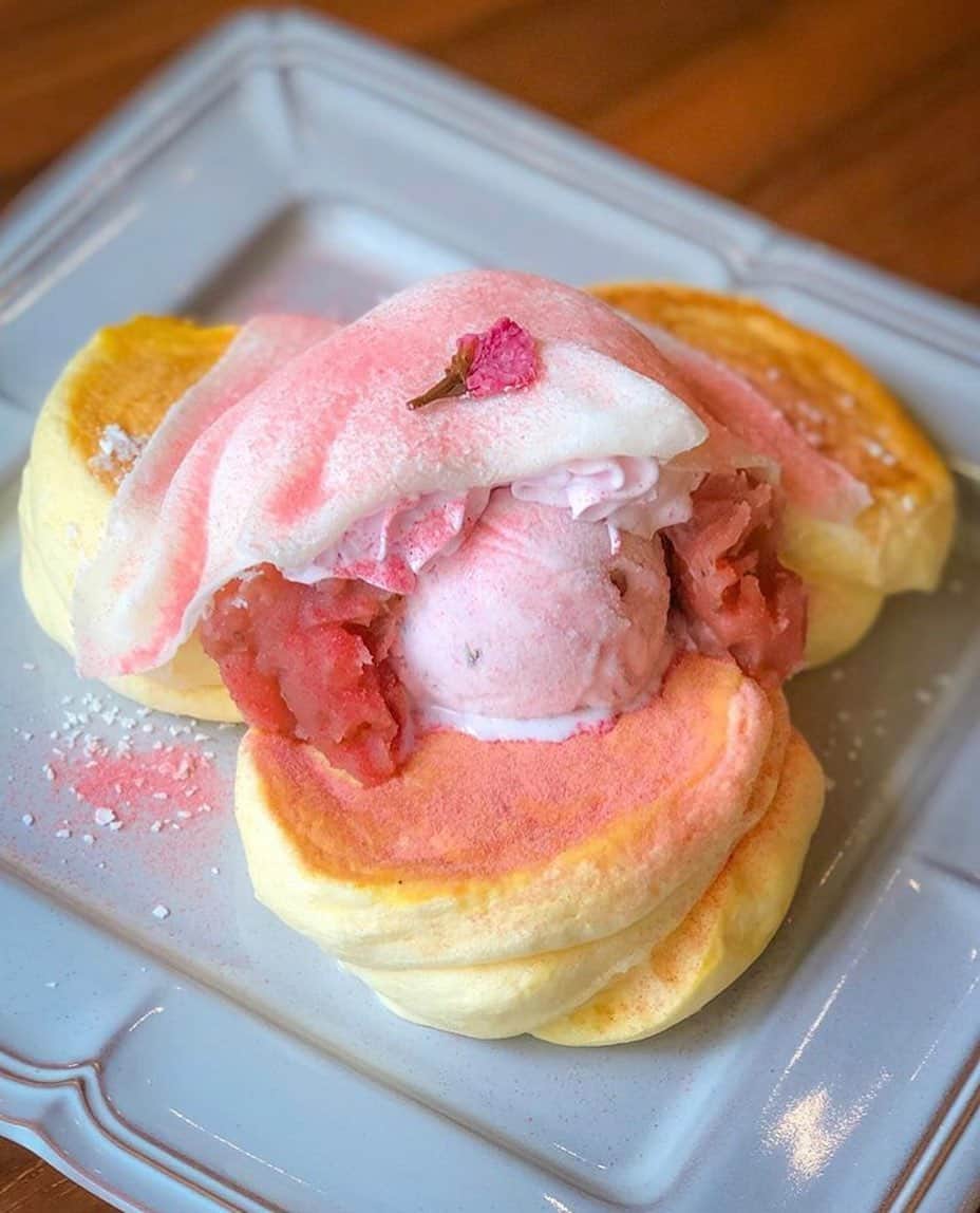 Beaustagrammerさんのインスタグラム写真 - (BeaustagrammerInstagram)「［#cafemiru_大阪］﻿ —————————————————————— スペシャルティコーヒーが味わえるお店☕️「 CAFE SHIFT THREE」 ﻿ ☑︎桜餅パンケーキ🌸 . 桜のアイスクリームに桜のホイップクリーム、桜の餡子、薄いお餅がかかっていて桜三昧で、ピンク色が可愛らしい春限定のパンケーキです🥺💖 ※販売状況は事前にお店へご確認ください。 ﻿ 🙋🏼‍♀️一緒に行きたい人をコメント欄にタグ付けして誘ってみてください🙋🏼‍♂️﻿ ﻿ 📍 CAFE SHIFT THREE ⚪︎住所 / 大阪府大阪市西区南堀江1-10-1 ⚪︎営業時間 / 【月〜日】11:00〜19:00 ※4/8から当面の間は臨時休業です。 ⚪︎定休日 / 不定休 ⚪︎アクセス / 四ツ橋駅から徒歩3分 . 【cafemiru_Osaka】﻿ 📍CAFE SHIFT THREE ◎Open Hours / 【MON-SUN】11:00〜19:00 ◎closest station / 「Yotsubashi」﻿ . ☕️&📷 @cafe_shift3 ——————————————————————﻿ Cafemiruでは「#インスタ探検隊」or「#cafemiru」をタグ付けしているカフェ写真から、運営スタッフが厳選してご紹介しています👀🔍﻿」4月8日 18時52分 - cafemiru.jp