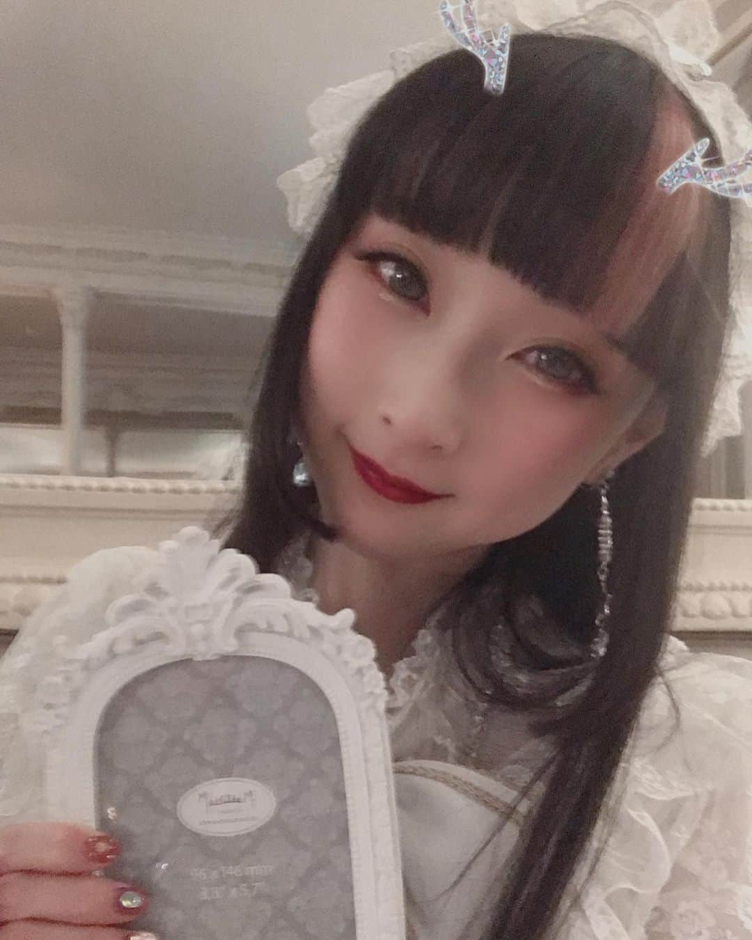 RinRinさんのインスタグラム写真 - (RinRinInstagram)「Throwback to Fancy Noël Party by Angelic Pretty Paris✨ the photos are suuuuperr grainy cause it was very dark🙇🏻‍♀️ We had a lovely French course dinner ③ followed by a secret Santa gift exchange~🎁 I received this pretty white picture frame ⑥ 💕 @evangelyn._ drew this very beautifully delicate drawing btw ⑦⑧😩❤️ . . I liked how different and casual this party was cause I was able to catch up with some friends and get to know some new friends💕 it was also so good to see everyone enjoying themselves 💕 . The restaurant was nice enough to let us overstay the reservation time and I think I hung out until around 10pm (?) when I left there were still some people left just hanging out and chatting away✨ . Also how cute is the last video ⑨ 😬 . Thank you @angelicpretty_official @angelicprettyparis  for inviting me to see everyone in Paris ✨ . . 去年12月プリティーパリ店のFancy Noelクリスマスパーティーでした〜♪ 暗かったからちょっと写真の質が悪い🙇🏻‍♀️ ディナーは豪華なフランス料理のコースでした③✨そしてシークレットサンタもやって、この綺麗なフレームをいただきましたー⑥💕@evangelyn._ もこのかわいい絵を描いたよ！⑦⑧ . いつもと違う感じのディナーパーティーがすごい気にってる〜みんなと直接合流できた♪ 久しぶりに会う子たちと話できて、新しい友達も作れました✨本当にみんなが楽しんでる顔を見れて幸せ〜☺️ . ここのレストランもめっちゃ優しかったよ、予約時間過ぎても、閉店までいられてくれた♪ 私もゆっくりしてて、22時ごろ出たけど、まだまだ遊んでる子を残っててみんな楽しんでた✨ . 最後の動画可愛くない⑨？😬 . @angelicpretty_official @angelicprettyparis 誘ってくれて本当にありがとうございました✨ . . 👉🏻 #rinrinlolita #rinrininparis . #rinrindoll #angelicpretty #angelicprettyparis #fancynoel #fancynoelparty #paris #lolita #lolitafashion #lolitateaparty #angelicprettyteaparty #ロリータ #ロリータコーデ #パリ #旅行 #ロリィタ #ootd #lolitacoord #maceoparis #コーデ #お茶会 #クリスマスパーティー」4月8日 18時55分 - rinrindoll