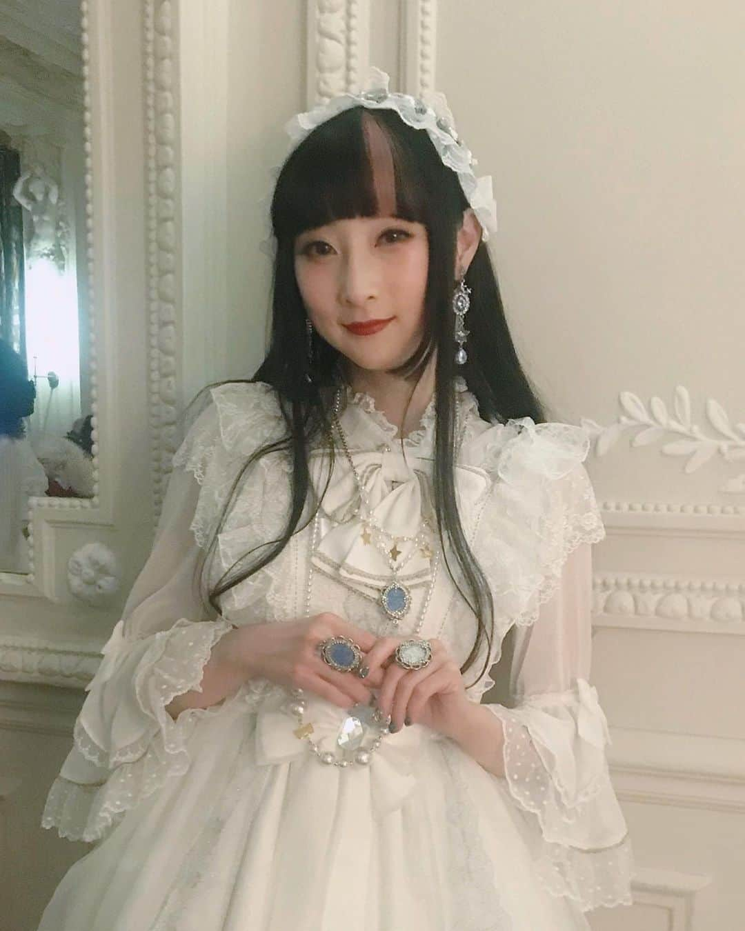 RinRinさんのインスタグラム写真 - (RinRinInstagram)「Throwback to Fancy Noël Party by Angelic Pretty Paris✨ the photos are suuuuperr grainy cause it was very dark🙇🏻‍♀️ We had a lovely French course dinner ③ followed by a secret Santa gift exchange~🎁 I received this pretty white picture frame ⑥ 💕 @evangelyn._ drew this very beautifully delicate drawing btw ⑦⑧😩❤️ . . I liked how different and casual this party was cause I was able to catch up with some friends and get to know some new friends💕 it was also so good to see everyone enjoying themselves 💕 . The restaurant was nice enough to let us overstay the reservation time and I think I hung out until around 10pm (?) when I left there were still some people left just hanging out and chatting away✨ . Also how cute is the last video ⑨ 😬 . Thank you @angelicpretty_official @angelicprettyparis  for inviting me to see everyone in Paris ✨ . . 去年12月プリティーパリ店のFancy Noelクリスマスパーティーでした〜♪ 暗かったからちょっと写真の質が悪い🙇🏻‍♀️ ディナーは豪華なフランス料理のコースでした③✨そしてシークレットサンタもやって、この綺麗なフレームをいただきましたー⑥💕@evangelyn._ もこのかわいい絵を描いたよ！⑦⑧ . いつもと違う感じのディナーパーティーがすごい気にってる〜みんなと直接合流できた♪ 久しぶりに会う子たちと話できて、新しい友達も作れました✨本当にみんなが楽しんでる顔を見れて幸せ〜☺️ . ここのレストランもめっちゃ優しかったよ、予約時間過ぎても、閉店までいられてくれた♪ 私もゆっくりしてて、22時ごろ出たけど、まだまだ遊んでる子を残っててみんな楽しんでた✨ . 最後の動画可愛くない⑨？😬 . @angelicpretty_official @angelicprettyparis 誘ってくれて本当にありがとうございました✨ . . 👉🏻 #rinrinlolita #rinrininparis . #rinrindoll #angelicpretty #angelicprettyparis #fancynoel #fancynoelparty #paris #lolita #lolitafashion #lolitateaparty #angelicprettyteaparty #ロリータ #ロリータコーデ #パリ #旅行 #ロリィタ #ootd #lolitacoord #maceoparis #コーデ #お茶会 #クリスマスパーティー」4月8日 18時55分 - rinrindoll