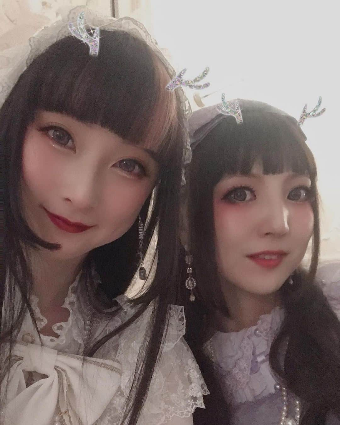 RinRinさんのインスタグラム写真 - (RinRinInstagram)「Throwback to Fancy Noël Party by Angelic Pretty Paris✨ the photos are suuuuperr grainy cause it was very dark🙇🏻‍♀️ We had a lovely French course dinner ③ followed by a secret Santa gift exchange~🎁 I received this pretty white picture frame ⑥ 💕 @evangelyn._ drew this very beautifully delicate drawing btw ⑦⑧😩❤️ . . I liked how different and casual this party was cause I was able to catch up with some friends and get to know some new friends💕 it was also so good to see everyone enjoying themselves 💕 . The restaurant was nice enough to let us overstay the reservation time and I think I hung out until around 10pm (?) when I left there were still some people left just hanging out and chatting away✨ . Also how cute is the last video ⑨ 😬 . Thank you @angelicpretty_official @angelicprettyparis  for inviting me to see everyone in Paris ✨ . . 去年12月プリティーパリ店のFancy Noelクリスマスパーティーでした〜♪ 暗かったからちょっと写真の質が悪い🙇🏻‍♀️ ディナーは豪華なフランス料理のコースでした③✨そしてシークレットサンタもやって、この綺麗なフレームをいただきましたー⑥💕@evangelyn._ もこのかわいい絵を描いたよ！⑦⑧ . いつもと違う感じのディナーパーティーがすごい気にってる〜みんなと直接合流できた♪ 久しぶりに会う子たちと話できて、新しい友達も作れました✨本当にみんなが楽しんでる顔を見れて幸せ〜☺️ . ここのレストランもめっちゃ優しかったよ、予約時間過ぎても、閉店までいられてくれた♪ 私もゆっくりしてて、22時ごろ出たけど、まだまだ遊んでる子を残っててみんな楽しんでた✨ . 最後の動画可愛くない⑨？😬 . @angelicpretty_official @angelicprettyparis 誘ってくれて本当にありがとうございました✨ . . 👉🏻 #rinrinlolita #rinrininparis . #rinrindoll #angelicpretty #angelicprettyparis #fancynoel #fancynoelparty #paris #lolita #lolitafashion #lolitateaparty #angelicprettyteaparty #ロリータ #ロリータコーデ #パリ #旅行 #ロリィタ #ootd #lolitacoord #maceoparis #コーデ #お茶会 #クリスマスパーティー」4月8日 18時55分 - rinrindoll