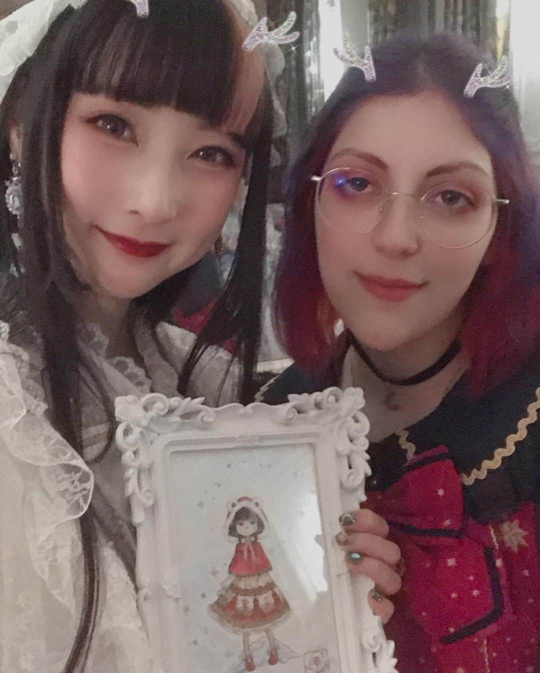 RinRinさんのインスタグラム写真 - (RinRinInstagram)「Throwback to Fancy Noël Party by Angelic Pretty Paris✨ the photos are suuuuperr grainy cause it was very dark🙇🏻‍♀️ We had a lovely French course dinner ③ followed by a secret Santa gift exchange~🎁 I received this pretty white picture frame ⑥ 💕 @evangelyn._ drew this very beautifully delicate drawing btw ⑦⑧😩❤️ . . I liked how different and casual this party was cause I was able to catch up with some friends and get to know some new friends💕 it was also so good to see everyone enjoying themselves 💕 . The restaurant was nice enough to let us overstay the reservation time and I think I hung out until around 10pm (?) when I left there were still some people left just hanging out and chatting away✨ . Also how cute is the last video ⑨ 😬 . Thank you @angelicpretty_official @angelicprettyparis  for inviting me to see everyone in Paris ✨ . . 去年12月プリティーパリ店のFancy Noelクリスマスパーティーでした〜♪ 暗かったからちょっと写真の質が悪い🙇🏻‍♀️ ディナーは豪華なフランス料理のコースでした③✨そしてシークレットサンタもやって、この綺麗なフレームをいただきましたー⑥💕@evangelyn._ もこのかわいい絵を描いたよ！⑦⑧ . いつもと違う感じのディナーパーティーがすごい気にってる〜みんなと直接合流できた♪ 久しぶりに会う子たちと話できて、新しい友達も作れました✨本当にみんなが楽しんでる顔を見れて幸せ〜☺️ . ここのレストランもめっちゃ優しかったよ、予約時間過ぎても、閉店までいられてくれた♪ 私もゆっくりしてて、22時ごろ出たけど、まだまだ遊んでる子を残っててみんな楽しんでた✨ . 最後の動画可愛くない⑨？😬 . @angelicpretty_official @angelicprettyparis 誘ってくれて本当にありがとうございました✨ . . 👉🏻 #rinrinlolita #rinrininparis . #rinrindoll #angelicpretty #angelicprettyparis #fancynoel #fancynoelparty #paris #lolita #lolitafashion #lolitateaparty #angelicprettyteaparty #ロリータ #ロリータコーデ #パリ #旅行 #ロリィタ #ootd #lolitacoord #maceoparis #コーデ #お茶会 #クリスマスパーティー」4月8日 18時55分 - rinrindoll