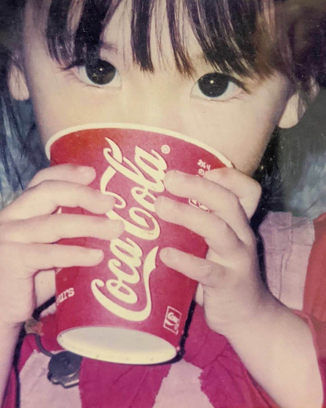 松岡菜摘のインスタグラム：「. . ちいさいころの私👶🍼 . この目は そんなに見てもあげないよっていう目だとおもう。 食い意地張ってたからなぁ。笑 .」
