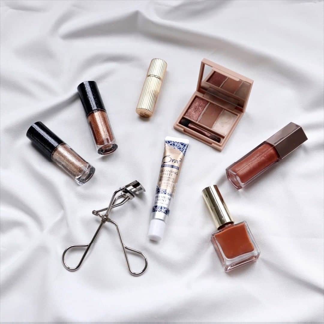 Ora2（オーラツー）のインスタグラム：「最近グロッシーなコスメが気になる…✨💄 春メイクにもきれいな白い歯がマストだよね💎オーラツー プレミアム クレンジングペーストで週１回の集中美白ケア始めてみよう💋  #Ora2 #premium #オーラツー #オーラルビューティーケア #オーラツープレミアムクレンジングペースト #グロッシー #コスメ #コスメティック #化粧 #化粧品 #メイク #春メイク #春 #季節 #Springlook #置き画 #おきがくらぶ #ケア #セルフケア #美容 #美容好きな人と繋がりたい #美容好き #美容好きと繋がりたい #コスメ好きさんと繋がりたい #女子力 #美白 #美白ケア」