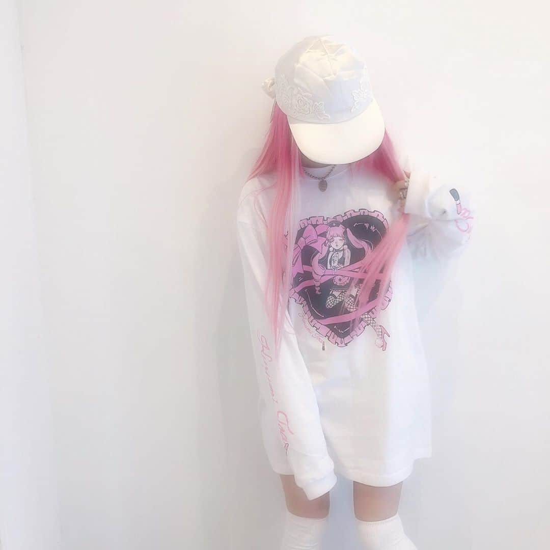 胡桃兎愛のインスタグラム：「胡桃プロデュースロンT❤︎(153cm/XL) 本日13:00から公式通販サイトで今まで通販サイトになかったグッズが追加されているので是非チェックよろしくお願いします！写真のロンTもあるよ！！」
