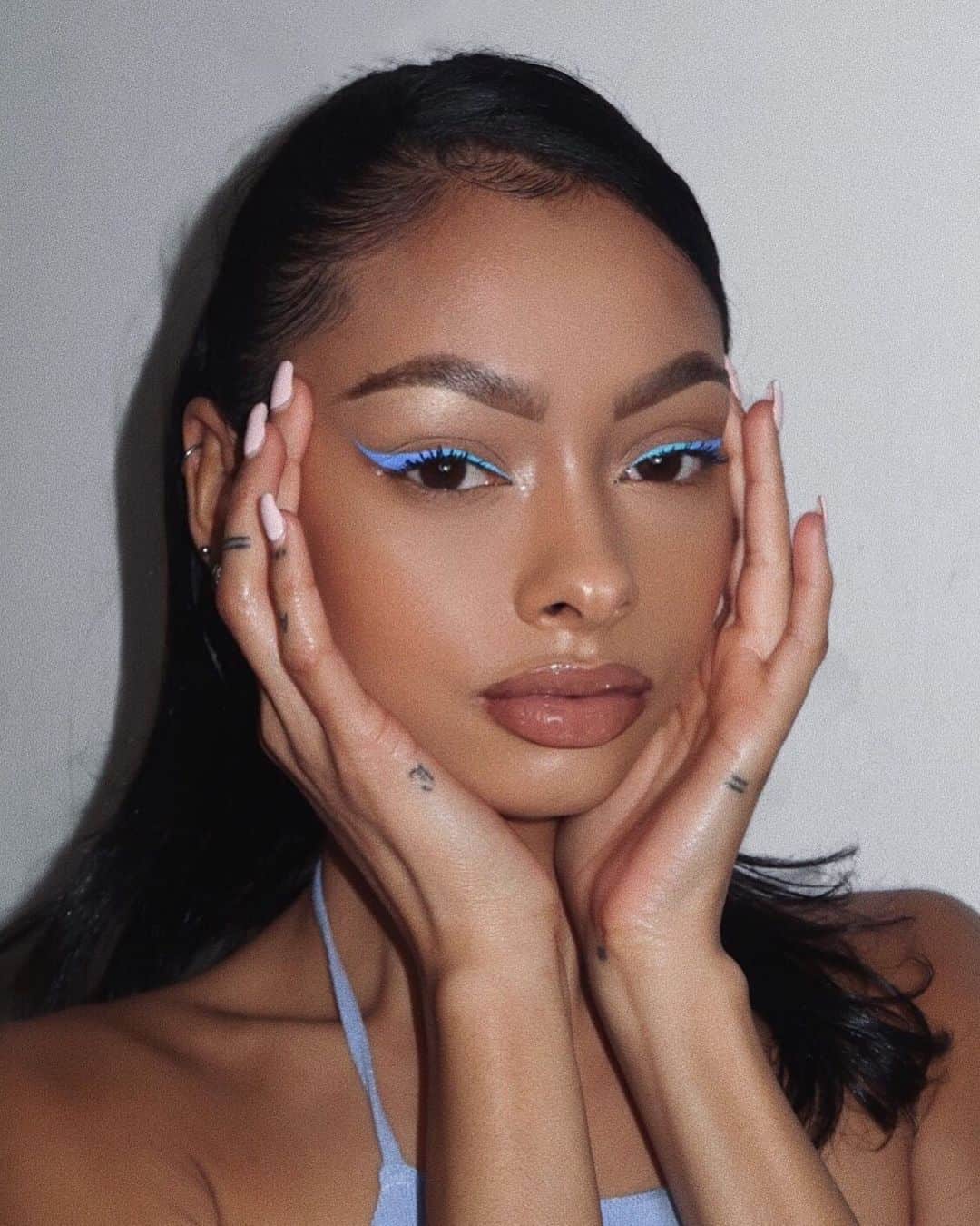 ジェイデ・ピアスのインスタグラム：「This look literally look me like 20 mins and I love how it came out! 💙 Liner - @fentybeauty vivid liquid eyeliner (shade “hot tub club” for the first half & “skinny dip” for the second half). - @benefitcosmeticsuk roller lash mascara. - @anastasiabeverlyhills x @amrezy highlighter for da glow. - @glossier cloud paint in shade “dawn” for blush. - @narsissist radiant longwear foundation in shade Syracuse. - @narsissist radiant creamy concealer in shade caramel. @kkwbeauty concealer in shade 9 (to brighten some areas). - @lauramercier translucent powder. - @fentybeauty sun stalk’r bronzer in shade caramel cutie. - @maccosmeticsuk chestnut lipliner with @narsissist “belle de jour” lipstick and @limecrimemakeup wet cherry gloss in shade “extra poppin.」