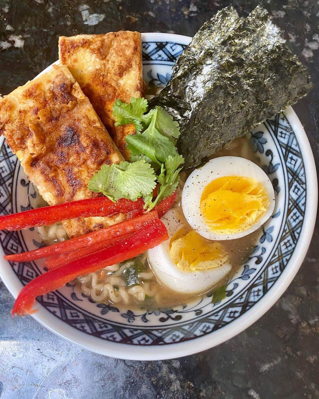 パク ・スジュさんのインスタグラム写真 - (パク ・スジュInstagram)「Instant ramen 2.0 with homemade ramen broth and fixins 🍜 #sendnoodz #stayhome」4月9日 4時42分 - soojoo