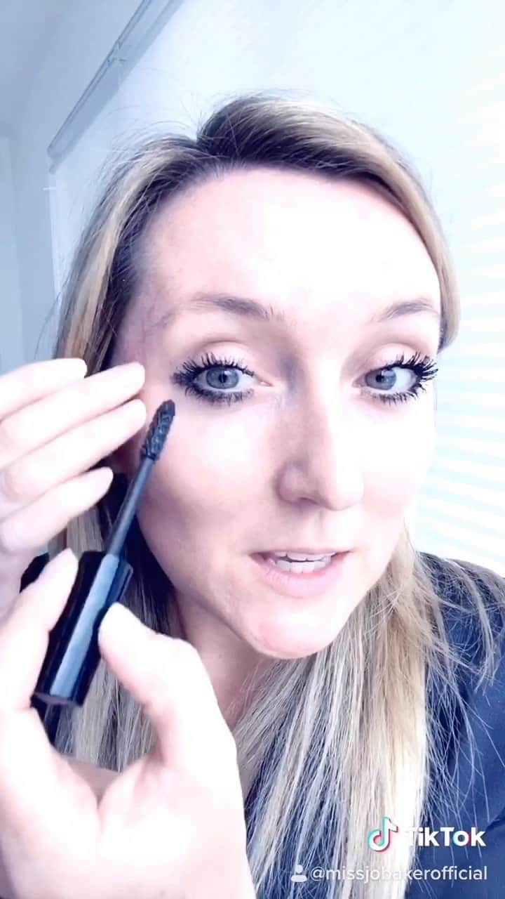 JO BAKERのインスタグラム：「Watch me do my infamous gritty punked spidery lashes ..using just one mascara (my fave one @chanel.beauty @welovecoco ) and a lot of layers!!! #jobakermakeupartist #makeup #lashes #makeuptutorial #mascara #welovecoco #workingwithchanel」