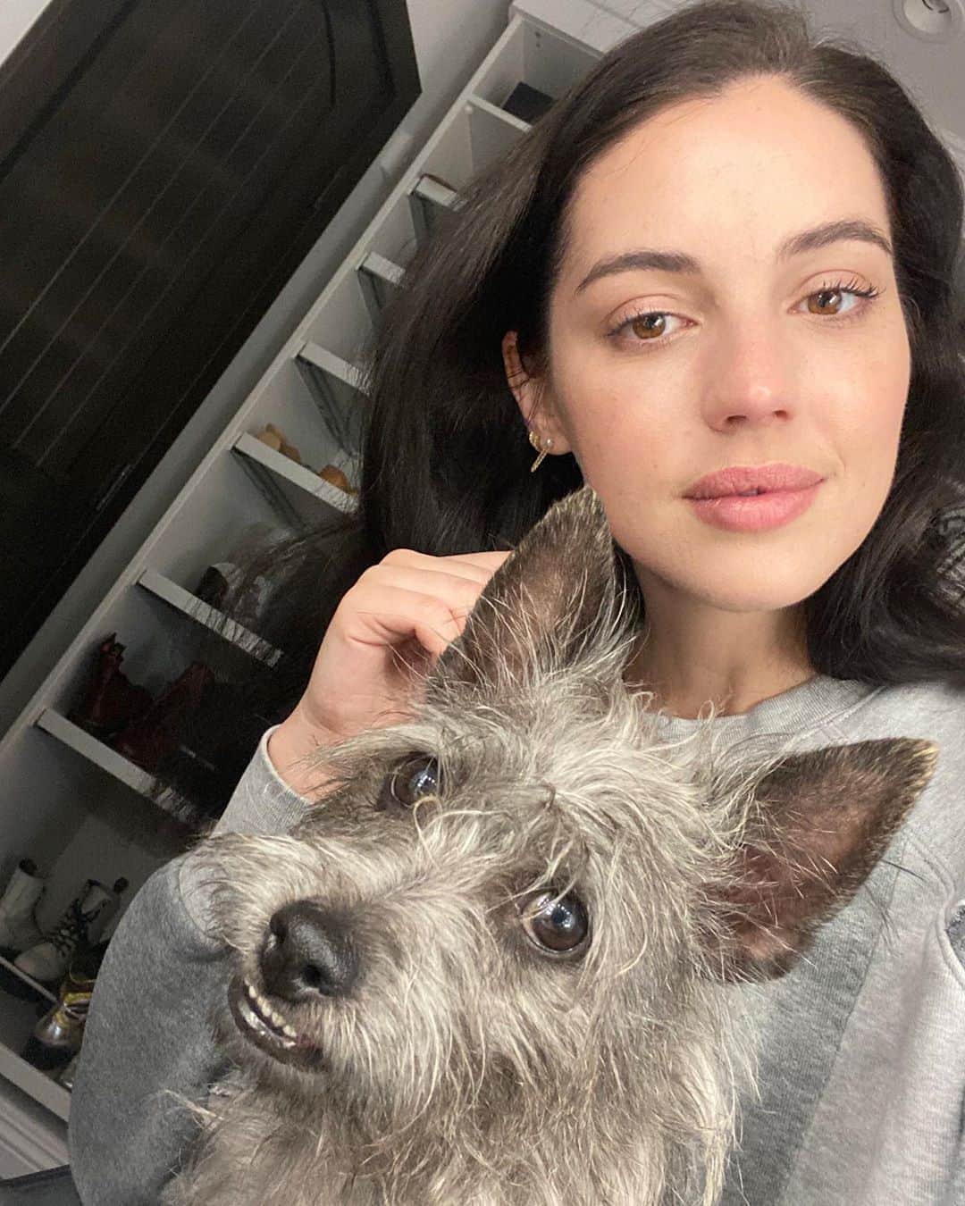 アデレード・ケインのインスタグラム：「Much love from us to you. That’s all. Hope everyone is safe and healthy ♥️」