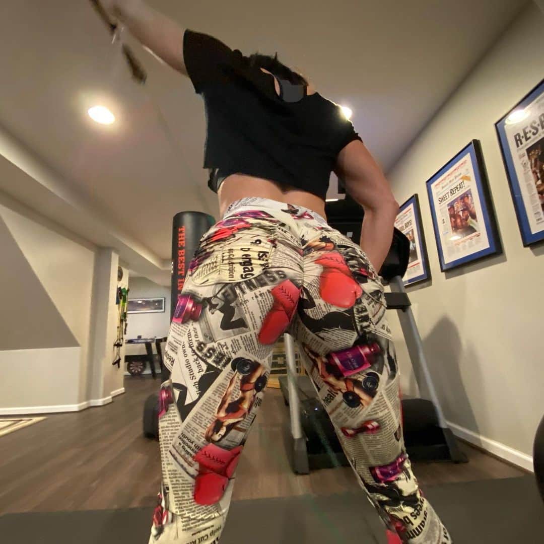 Kendra Lustさんのインスタグラム写真 - (Kendra LustInstagram)「#shoulderworkout & #abs, #cardio🏃 #stayhomechallenge #homeworkout .. Make sure to #swipeleft⬅️ to end it with #humpday pic. New #workoutleggings from @irisfitnessonline use code Kendra10 for discount 💪🏻」4月9日 5時28分 - kendralust