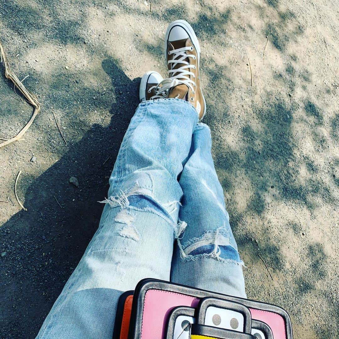 のインスタグラム：「. 日用品を買い足し&朝さんぽへ。 . . 仕事以外で、 このひと月やろうと決めた事。 . ①おうちで宅トレ←体が鈍りすぎて切実。 ②外に出ない日も軽くメイクはして、気持ちにメリハリ ③身に付ける服の色は自粛しない☺︎ ④断捨離をする！ . . StayHome頑張ろう。 (ついでに間食の誘惑にも勝利したい。。) .  当たり前だったこれまでの日々以上に、 自己管理が求められてる感じがします😅 . . 今週末あたり、娘が寝た後にでも 家でインスタライブもやってみようかなと思います。 . . #yanuk#converse#pierrehardy #walking #mirai_shoescollection」