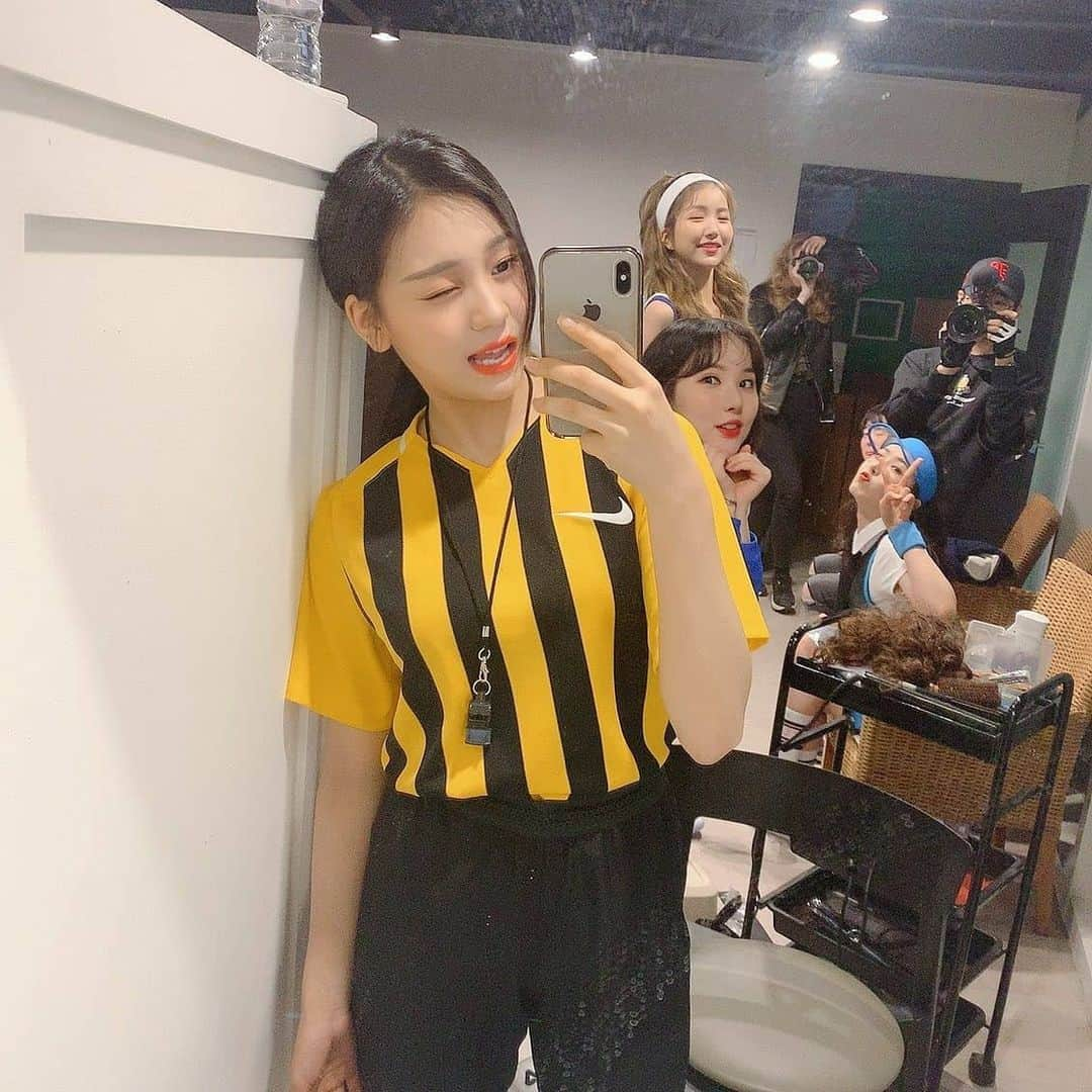 オムジさんのインスタグラム写真 - (オムジInstagram)「심판과 선수들🥴 #여자친구 #엄지 #GFRIEND #UMJI」4月8日 20時48分 - gfriendumji