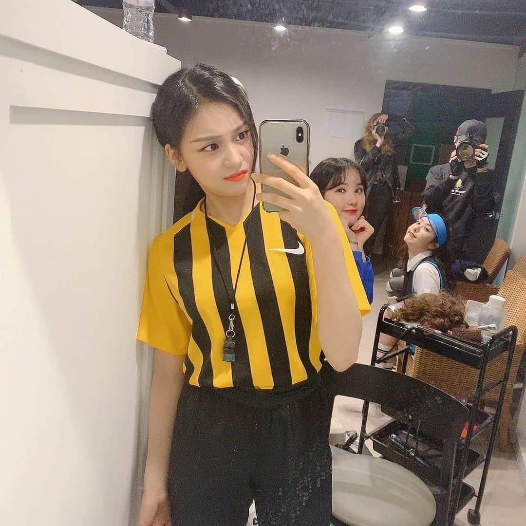 オムジさんのインスタグラム写真 - (オムジInstagram)「심판과 선수들🥴 #여자친구 #엄지 #GFRIEND #UMJI」4月8日 20時48分 - gfriendumji