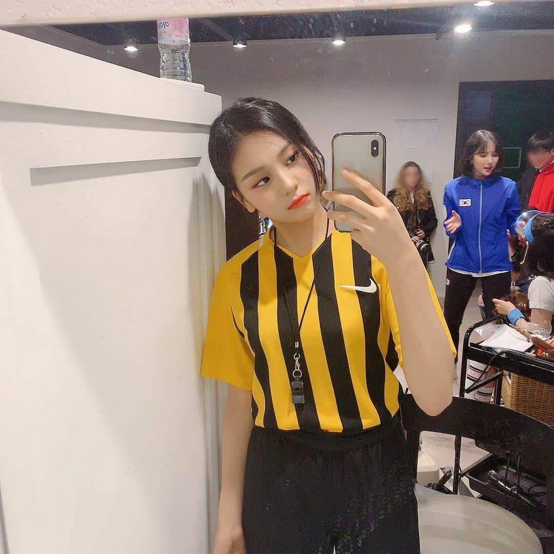 オムジのインスタグラム：「심판과 선수들🥴 #여자친구 #엄지 #GFRIEND #UMJI」