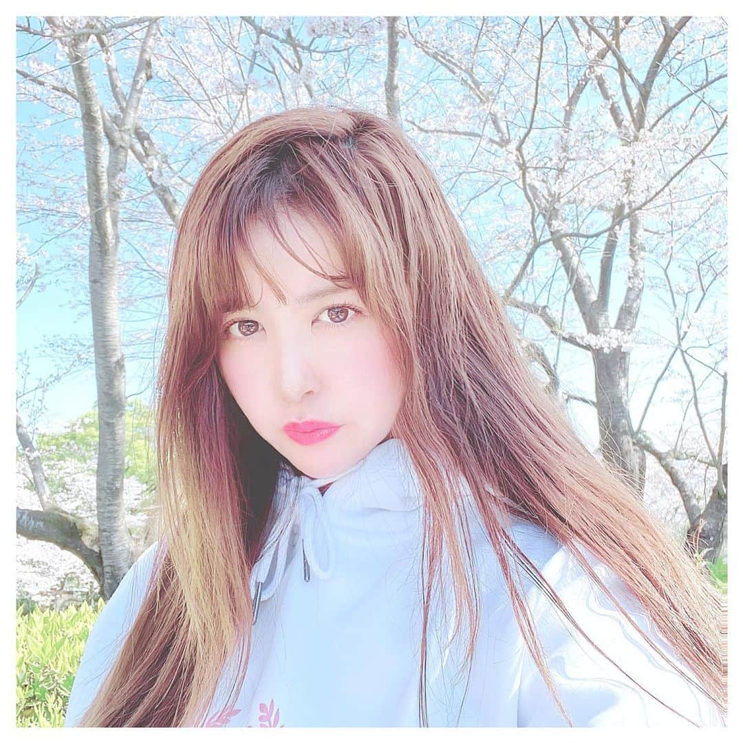 津久江麻由のインスタグラム：「. . 食料品の買い出しのついでに、 少し公園に寄って 桜を見てきました 🌸 . 鹿児島もコロナが4名出ていて マスクする人も多くなってきました🙃 (ちなみに、この写真の時だけ外した💭) . #stayhome の中で、 何かできたらなぁ〜と思い、 私はやった事のないヨガを お家でしました😌 体幹が無くて、とてもきつかった😅 . 皆さんもコロナに気をつけながら、 新しい事を始めてみてね👶✌🏻💕 . . .  #ザラジョ #ザラジョコーデ #毎日コーデ #カーディガン #お気に入りコスメ #コスメ大好き #メイク好き #デパコス #コスメ紹介 #今日のメイク  #今日のコスメ #プチプラコスメ #メイク好きさんと繋がりたい #コスメ好きさんと繋がりたい #いいね返しは絶対 #おすすめコスメ #コスメ購入品 #コスメ好き #メイク好き #今日のコーデ #今日のコーディネート #本日のコーデ  #ラフコーデ  #プチプラコーデ #ぷちぷらコーデ #GU #ジユジョ #ジユパト #ネトフリ」