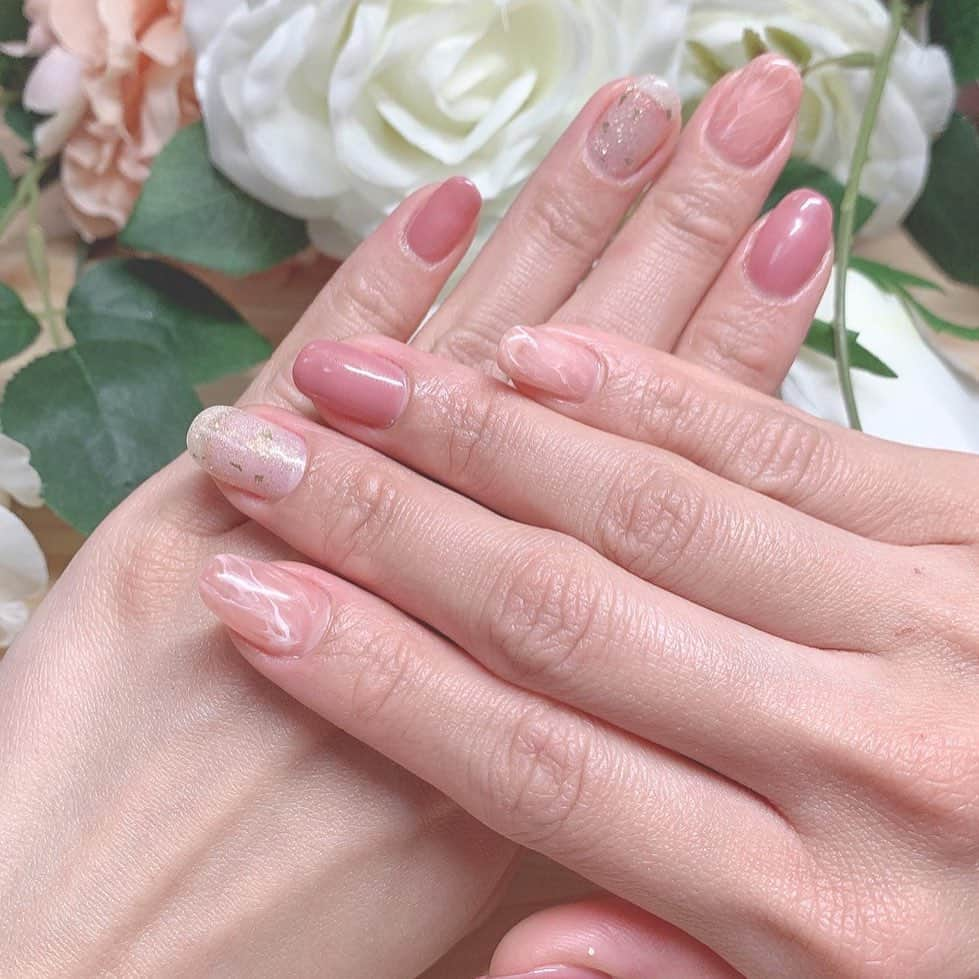 Yukaさんのインスタグラム写真 - (YukaInstagram)「春ネイル💅 いつもありがとう　@miiu_nail  今回は前より落ち着いたピンクにした🌸 やっぱり最近マーブルにハマってて、マーブルにしちゃった🤭 - 友達のネイルサロンは全て予約制なので、予約→ @miiu_nail 🥰🥰 今月もキャンペーンやってるみたい、詳しい内容も公式アカウントで確認してね - もちろん私のフォロー割もやってるから、予約する時に私のインスタのこの投稿の画面をスクショして、見せたら会計の金額はさらに10%オフ🤗 - 最近又請朋友幫我做了指甲 因為工作關係不能像以前一樣用那麼多水鑽配件 所以一樣素素的 這次依舊是溫柔小姊姊的淡粉色系🌸 整體透透的好春天好喜歡 還做了渲染☺️☺️☺️ - 朋友的工作室在涉谷，是採預約制的 想預約的話請到粉專或是ig私訊唷 預約時出示我的這篇文章，結帳金額可以再享9折優惠唷  #nail#nailsalon#gellnails#japan#tokyo#ネイルサロン#ネイル#ジェルネイル#マーブル#ピンク#春ネイル#ネイルデザイン#ネイルアート#渋谷#ありがとう」4月8日 20時56分 - loveyuka06