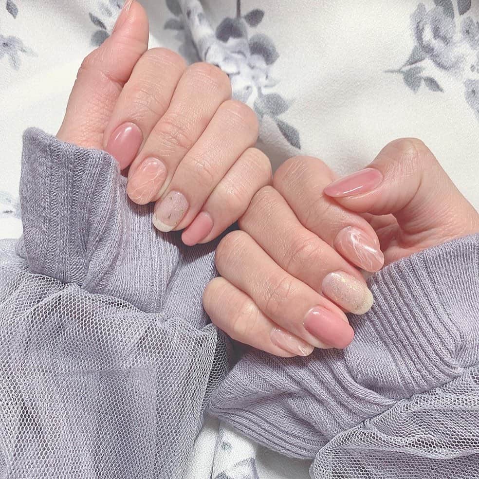 Yukaのインスタグラム：「春ネイル💅 いつもありがとう　@miiu_nail  今回は前より落ち着いたピンクにした🌸 やっぱり最近マーブルにハマってて、マーブルにしちゃった🤭 - 友達のネイルサロンは全て予約制なので、予約→ @miiu_nail 🥰🥰 今月もキャンペーンやってるみたい、詳しい内容も公式アカウントで確認してね - もちろん私のフォロー割もやってるから、予約する時に私のインスタのこの投稿の画面をスクショして、見せたら会計の金額はさらに10%オフ🤗 - 最近又請朋友幫我做了指甲 因為工作關係不能像以前一樣用那麼多水鑽配件 所以一樣素素的 這次依舊是溫柔小姊姊的淡粉色系🌸 整體透透的好春天好喜歡 還做了渲染☺️☺️☺️ - 朋友的工作室在涉谷，是採預約制的 想預約的話請到粉專或是ig私訊唷 預約時出示我的這篇文章，結帳金額可以再享9折優惠唷  #nail#nailsalon#gellnails#japan#tokyo#ネイルサロン#ネイル#ジェルネイル#マーブル#ピンク#春ネイル#ネイルデザイン#ネイルアート#渋谷#ありがとう」