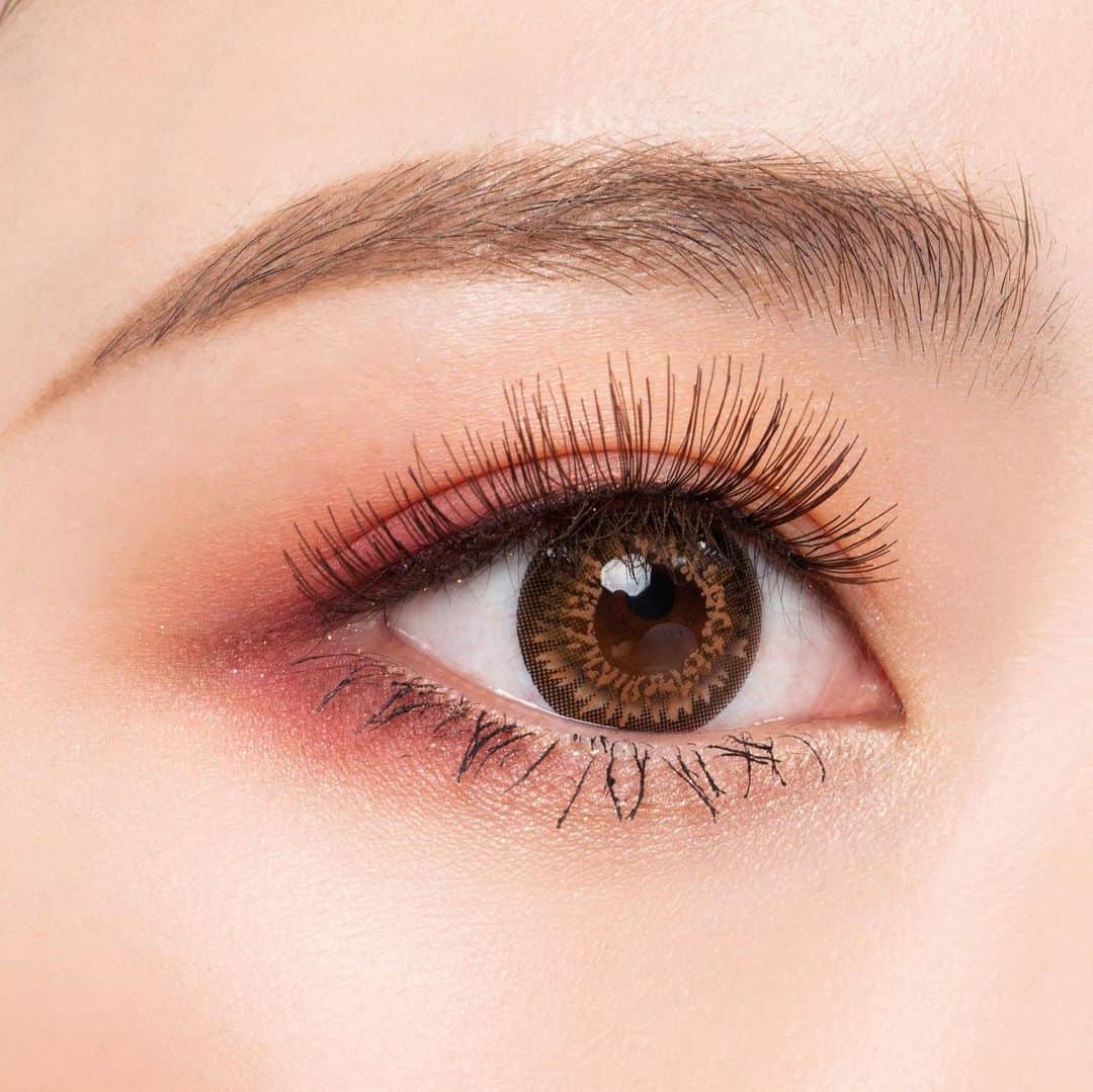M∙A∙C Cosmetics Japanのインスタグラム：「ㅤ 春こそトライしたいピンクメイク🌸💕﻿ 締め色をバイオレットにすることで﻿ 甘くなりすぎず大人っぽいピンクメイクに✨﻿ ㅤㅤ﻿ ㅤ﻿ ↓↓使用製品↓↓﻿ EYES﻿ パウダー キス アイシャドウ [ストライク ア ポーズ]﻿ パウダー キス アイシャドウ [レンズ ブラー]﻿ ㅤㅤ﻿ ﻿ MAKEUP & MODEL:﻿ M·A·C ARTIST YUKA KATANO﻿ @mac_yokohamatakashimaya﻿ ㅤ﻿ #MACPowderKiss﻿ #MACPowderKissLiquidLipcolour﻿ #MACPowderKissEyeshadow﻿ #MACパウダーキス﻿ ㅤ﻿ #MACCosmeticsJapan #MACCosmetics #MAC #MACコスメ #コスメ #メイク #化粧品 #デパコス #コスメ部 #コスメ好きさんと繋がりたい #コスメ紹介 #おすすめコスメ #新作コスメ #春メイク #春コスメ #ピンクメイク #トレンドメイク #新色アイシャドウ #アイシャドウ #おうち時間﻿」