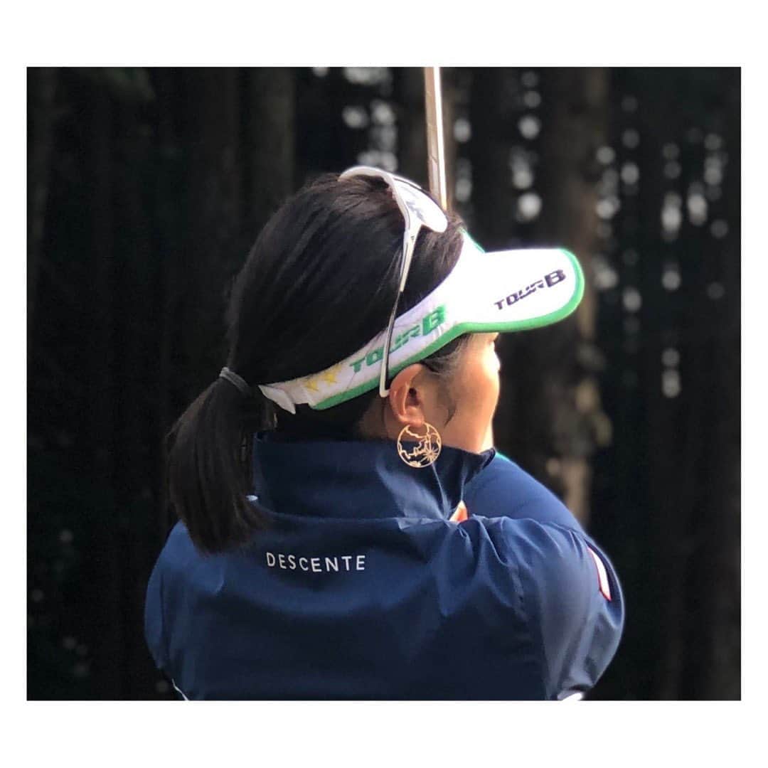 渡邉彩香のインスタグラム：「. 最近わたしがつけている、 STAR JEWELRYさんのピアスを紹介します😊 . 地球モチーフで🌏左右で少しだけデザインが違うフープのピアスと、左右で色もデザインも違うアシメントリーのピアスを最近はよくつけてます💍 . まだまだたくさんあるので、また紹介します😊！ . @starjewelry_press」