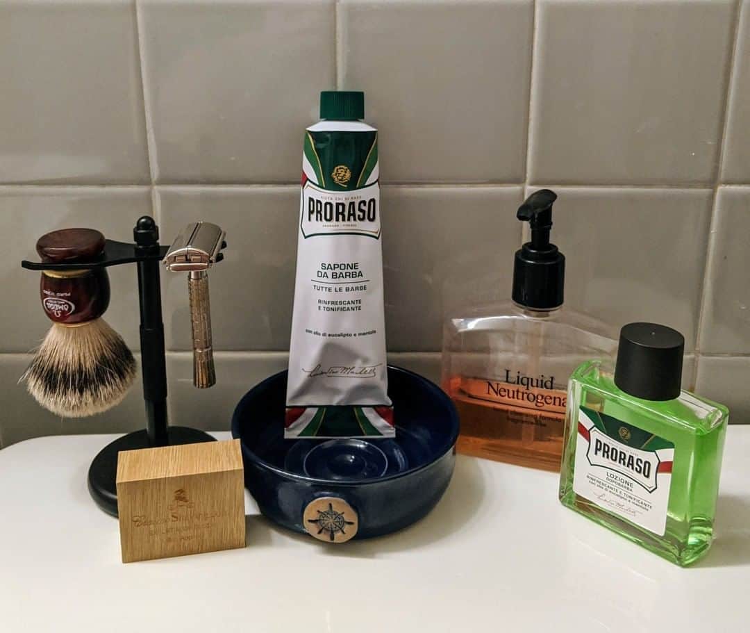 Proraso Japanのインスタグラム：「シェービングで肌荒れしてしまう男性の方、きちんとケアはしていますか？ シェービング前、シェービング中、シェービング後の3STEPで PRORASOと一緒にきちんとケアをはじめませんか？ . . Repost from @prorasousa . . #proraso #prorasousa #prorasofirenze #シェービングクリーム #シェービング #ProShave #Italian #ItalianShave #イタリア製 #バーバースタイル #バーバーショップ #髭脱毛 #メンズスタイル #シェービングフォーム #Barber #メンズヘアスタイル #ヒゲ男子 #ヒゲ #BarberShop #ヒゲ脱毛 #メンズヘア #シェービングエステ #おしゃれさんと繋がりたい」