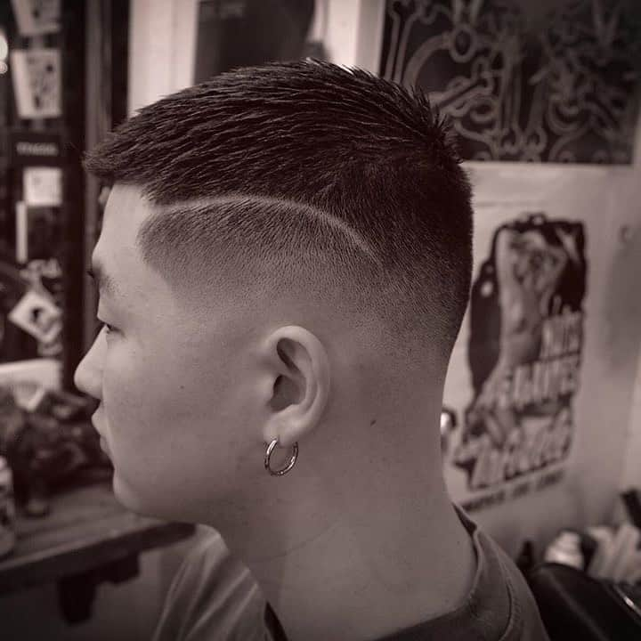 DRESSKINさんのインスタグラム写真 - (DRESSKINInstagram)「••• MR.BROTHERS CUT CLUB 中目黒店　店長の @___kei______ さんのスタイル💇‍♂️🦉 @mr.brothers_cutclub . @brosh.jp . . Repost from @___kei______ .  skin fade 👊  MR.BROTHERS CUT CLUB  kamimeguro2-13-7,meguroku,Tokyo 03-5724-3308 info@mr-brothers-cutclub.com http://www.mr-brothers-cutclub.com . ••• DRESSKIN🎩 Men's grooming online store🤵🏻 https://dresskin.com ⇨プロフィールからご覧ください👀 🌏For international customer ⇨https://global.dresskin.com✈️ ••• #mrbrotherscutclub #mrbrothers #broshpomade #skinfade #dresskin #cosmetics #menshair #mensgrooming #pomade #gentleman #barber #barbershop  #ミスターブラザーズカットクラブ #中目黒店 #ドレスキン#メンズコスメ #メンズグルーミング #美容男子 #シェアコスメ #グルーミング #身嗜み #バーバーショップ #バーバースタイル #フェード #ポマード #ヘアワックス」4月8日 21時03分 - dresskin_official