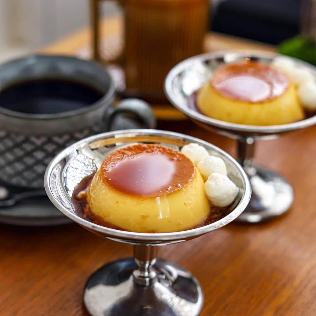 きょん。さんのインスタグラム写真 - (きょん。Instagram)「. .  ニハチ喫茶  外から見ても 中から見ても アットホーム。  境界のない 優しい口当たりのプリンに ポポポンっと 優しく添えられた 生クリームの愛らしさを 包み込むのは 淹れたての珈琲。  #ニハチ喫茶#coffee#sweets#sendai」4月8日 21時06分 - kyon_tokiiro
