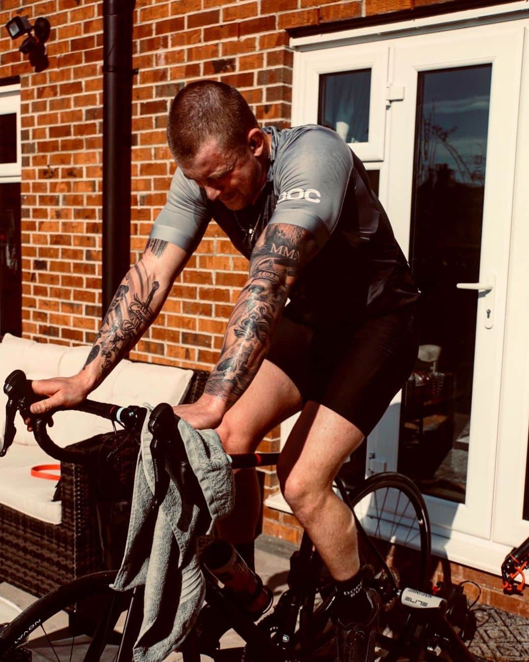 アダム・ピーティのインスタグラム：「100Km DOWN! That was a lot harder than I thought, so sorry I had technical problems at 20km in, fixed by 57km but couldn’t work my way back to the leaders! A huge Thankyou to everyone that was involved, it’s great to see so many people (over 500) come together and raise money for the NHS. If you still can donate it’ll be in my story, if you want to win my Rio 2016 a race trunks then enter the raffle too please!」