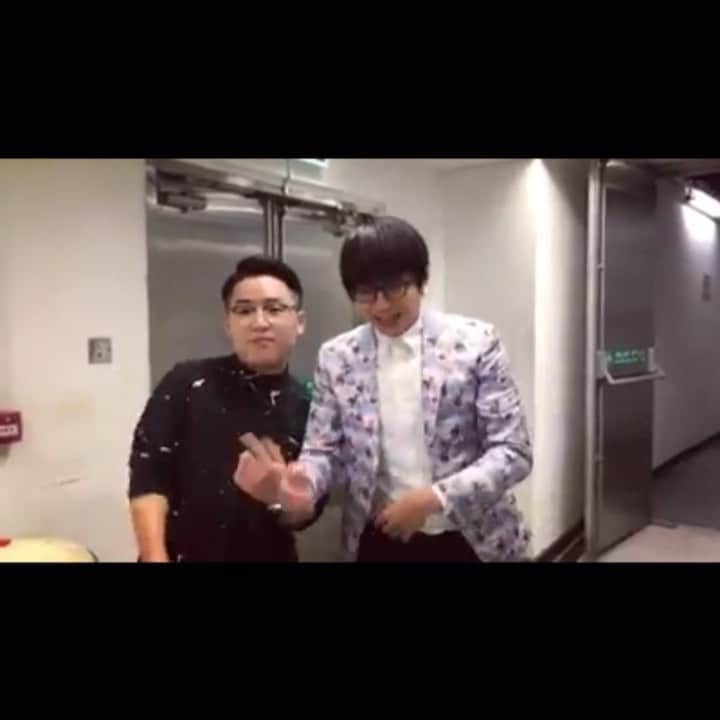 FATKINGのインスタグラム：「™️ 【#一人留一個LIVE名】  聽晚9:30，我會喺Instagram LIVE教 @kwangorrrrrr 「 如何有節奏感地噴口水 」👄💦 但諗唔到個LIVE叫咩好... 🤔  #疫情喺屋企無嘢做最啱學嘢 #第一堂先教一邊唱歌一邊BEATBOX #你地又想學乜 #反應良好嘅話好似會有第二堂 #坤坤學乜坤 #kwangorinstaBEAT #SunnyIdea #ThrowBack」