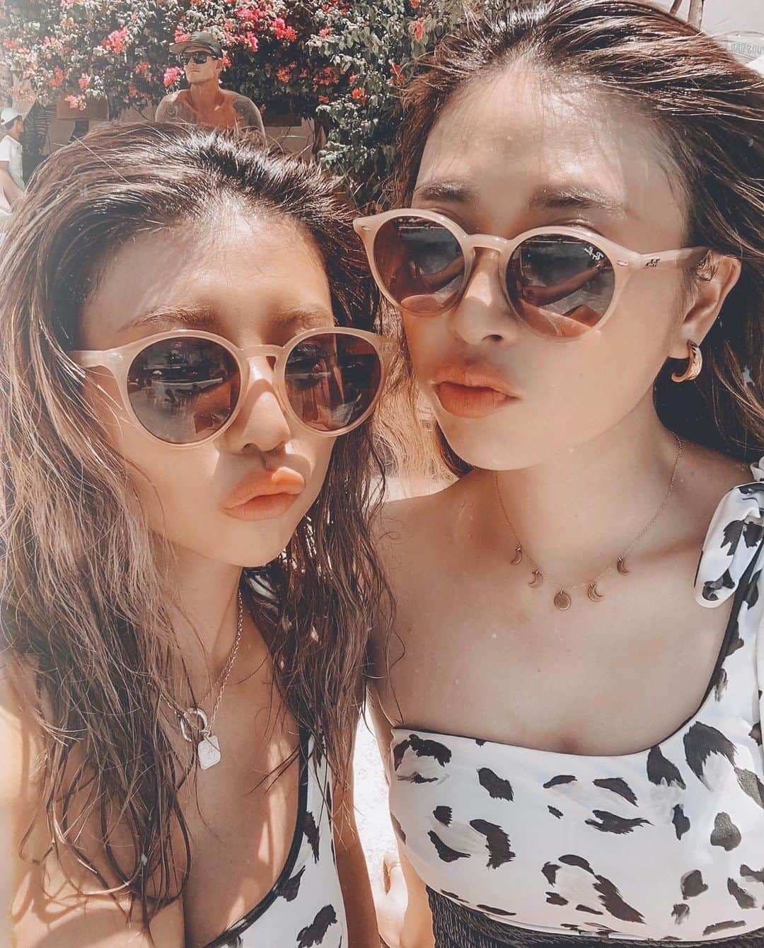 ✷kana✷のインスタグラム：「🍋🧡👯‍♀️🌼🍊✨ . . これなんか似てません？笑 この先の明るい楽しいを夢見て みんなで乗り切ろう〜🤝 . . #stayhome  #うしろのイケメンあえて入れてます #3ショット #ちなみに2児の父」