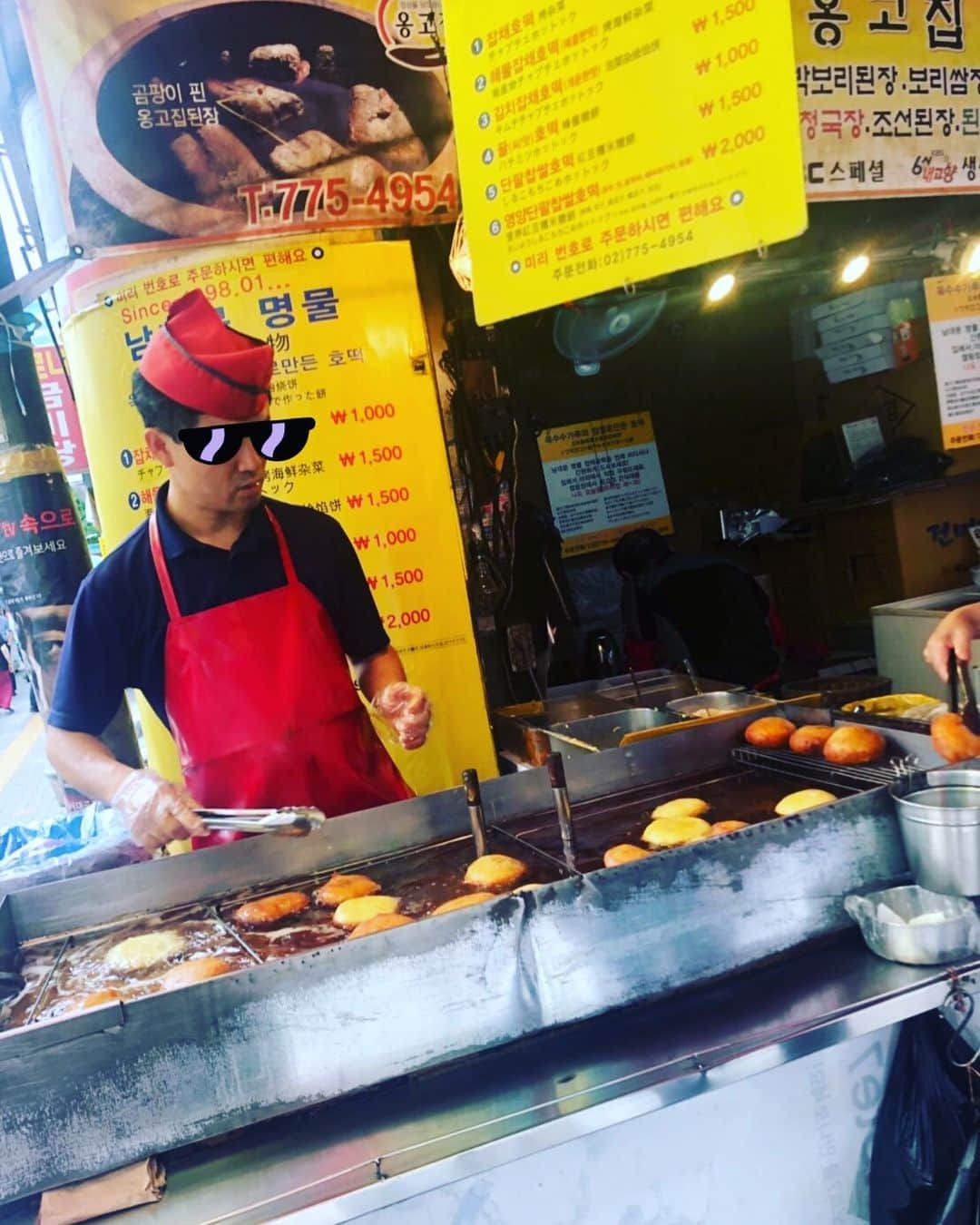 のインスタグラム：「南大門です🙌 ここ知ってますか？？ ホットク屋さん🤤 ここと、前にインスタで韓国の写真をアップしたとこの商店街入り口にある屋台のホットク屋さん安くて作りたてでこのの２軒が好き🤤 ただ韓国好きな皆様が、南大門行ったら必ず毎回食べると決めてるものや、立ち寄る所があるでしょw？？ 南大門は情報不足なので知りたいのです🙇‍♂️ たくさんの皆様が覗いてくれてますので男性女性とか関係なし👍 行った事ない皆様は是非参考に😉 僕も気に入ってるとこしかアップしてないですし、韓国好きな皆様が色々書き込んでくれてるから間違いないデータ✨ ネットで調べるよりリアルで貴重なやつ👏 みんなで最高の韓国旅行にしよう♡ #남대문시장 #남대문 #호떡 #남대문호떡 #南大門 #ホットク #韓国旅行 #韓国 #韓国好きな人と仲良くなりたい  #韓国好きな人と繋がりたい  #韓国情報  #韓国ご飯 #どりあんず堤とホットク屋さん」