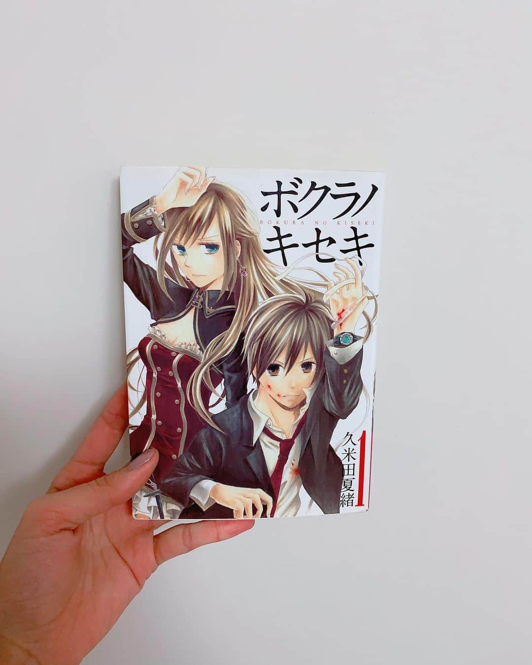 飯窪春菜のインスタグラム：「📚1日1冊漫画紹介📚 ・ ・ 今日ご紹介するのは 「ボクラノキセキ」です⚜️ すっっっごく面白いので説明するために、若干のネタバレがあります😣⚠️ ・ 前世の記憶を幼い頃から持っている主人公・皆見晴澄。彼の前世は戦争によって滅んだ国の王女でした。 現世では学ぶことのない文字が読めたり、王女が使っていた魔法がわかったり…高校生になった晴澄は覚えている事柄をノートに書き記すようになります。 ・ ⚠️ここからネタバレあります⚠️ ・ 偶然ノートを見たクラスメイトたちは、それがきっかけになって前世の記憶が蘇ります。 なんと同じクラスに、晴澄と同じ国の民だった人や、戦争の相手国の民だった人もいたのです！ 現世では仲の良かった友達、 記憶が蘇るまでは絆を深めていたクラスメイトが、 あの子に殺された、この子を殺した、という前世の記憶で複雑になっていきます。 さらに面倒なのは、人によって前世の記憶が戻るタイミングに時差があったり、すべてのクラスメイトが関係しているわけではなく、全く無関係のクラスメイトもいるのです。 ・ そもそもの戦争の発端、首謀者が誰なのか？ 前世と現世が複雑に絡み合ったお話になっています。 ・ ・ すごく複雑な人間関係や伏線など漫画の構成が見事で、よくこんなできた物語があるなと感動しました！（上から目線みたいですみません🙇🏻‍♀️） この漫画は面白過ぎて、モーニング娘。の色んなメンバーに読んでもらいたくて貸しました！☺️笑 説明がすごく長くなってしまったけれど、伝えたいことはとにかく面白い！ということです👏🏻 ぜひ、ぜひぜひ読んでみてくださいっ😆🌸 ・ ・ ・ #飯窪春菜のまんが紹介 #1日1冊  #漫画  #ボクラノキセキ #はるなの毎日  #飯窪ってる」
