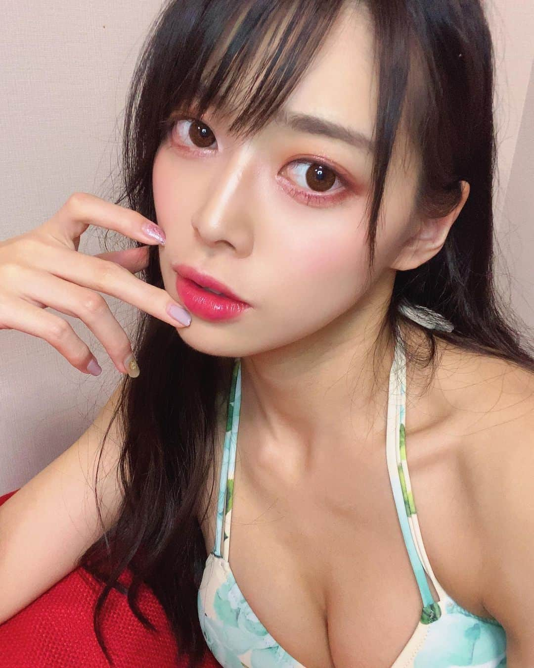 藤田いろはさんのインスタグラム写真 - (藤田いろはInstagram)「﻿ お家に引きこもってるとなかなかメイクしなくなるんだけど(しかもメイクブラシ洗っちゃって乾いてなかったし)﻿ 昨日のトークポートで久々メイクしたのでしっかり #お家グラビア もついでに撮ったよ🌟﻿ この水着も新しいやつなのー！早くみんなに直接見せたいなあ…﻿ ﻿ ﻿ ‪#藤田いろは#グラビア#gravure #japanesegirl #レースクイーン#tokyo  #l4l #aziangirl  #ビジョビ #模特 #뷰티스타그램 #셀카 #黒髪ロング #水着 #ビキニ #ビキニギャル #水着ギャル」4月8日 21時21分 - irohairo1151