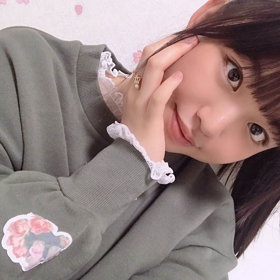 吉田万葉のインスタグラム：「お花のワッペン🌷🌷🌷 #お家時間 #春コーデ #お花 #fashion #jk #sjk #girl #Instagram」