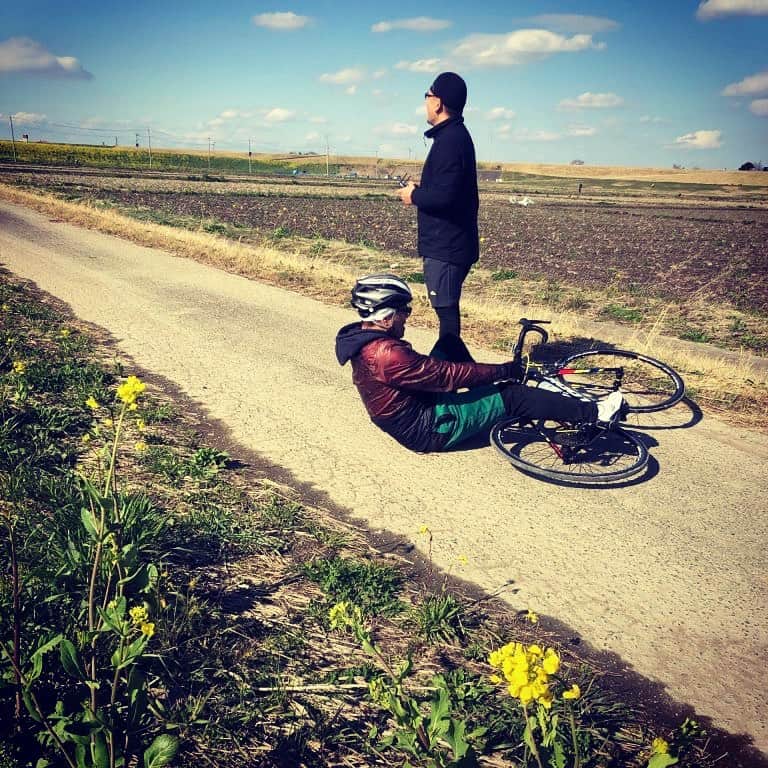 のインスタグラム：「先日アップした荒川サイクリングロード動画のオフショット。 ビンディング外れず転倒するとこうなります。ペダルに両足固定されてるから自転車ごと倒れる。 この日は三回転倒。肘と太腿痛かった。 ドローンの空撮シーンもあるから動画見てみてね。 #youtube #youtuber #Dちゃんネル #bicycle #roadbike #lookcycle」