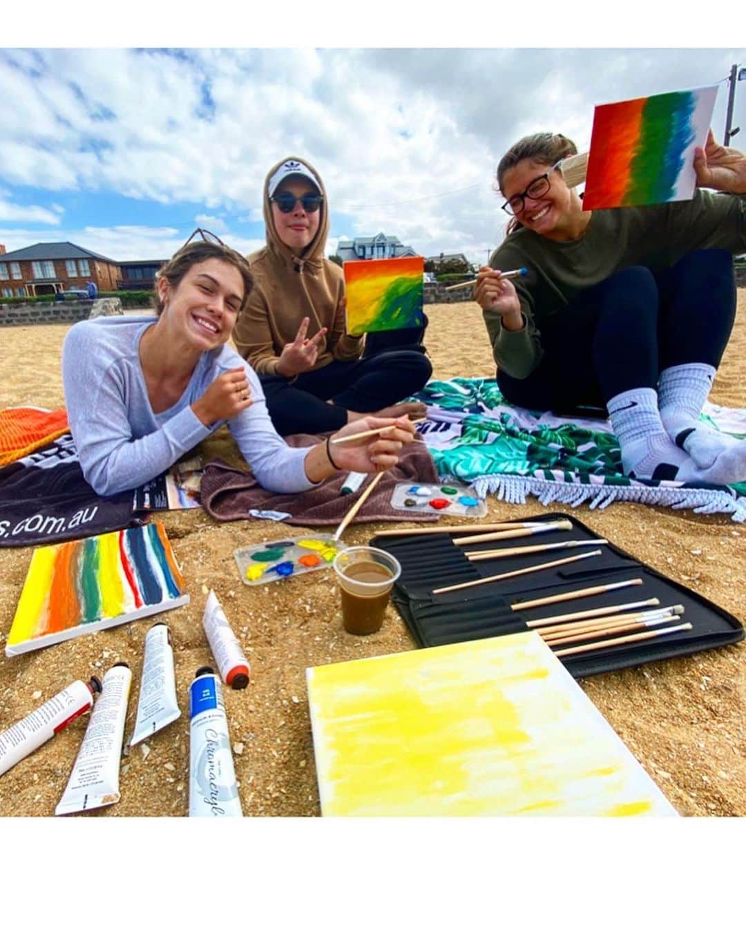 山田愛さんのインスタグラム写真 - (山田愛Instagram)「TB I don't want to forget this moment Painting each other at the beach🏝🎨🥰haha ・ (I can't stop laughing your painting) @cduever コートニーが描いてくれた絵やばいでしょ♡笑 Miss you guys😭❤️ ・ #painting #art #drawing #outsideart #sea #ocean #rainbow #palmtrees #nature #friends #company #basketball #melbourne #australia #メルボルン #オーストラリア」4月8日 21時16分 - aiyamada_